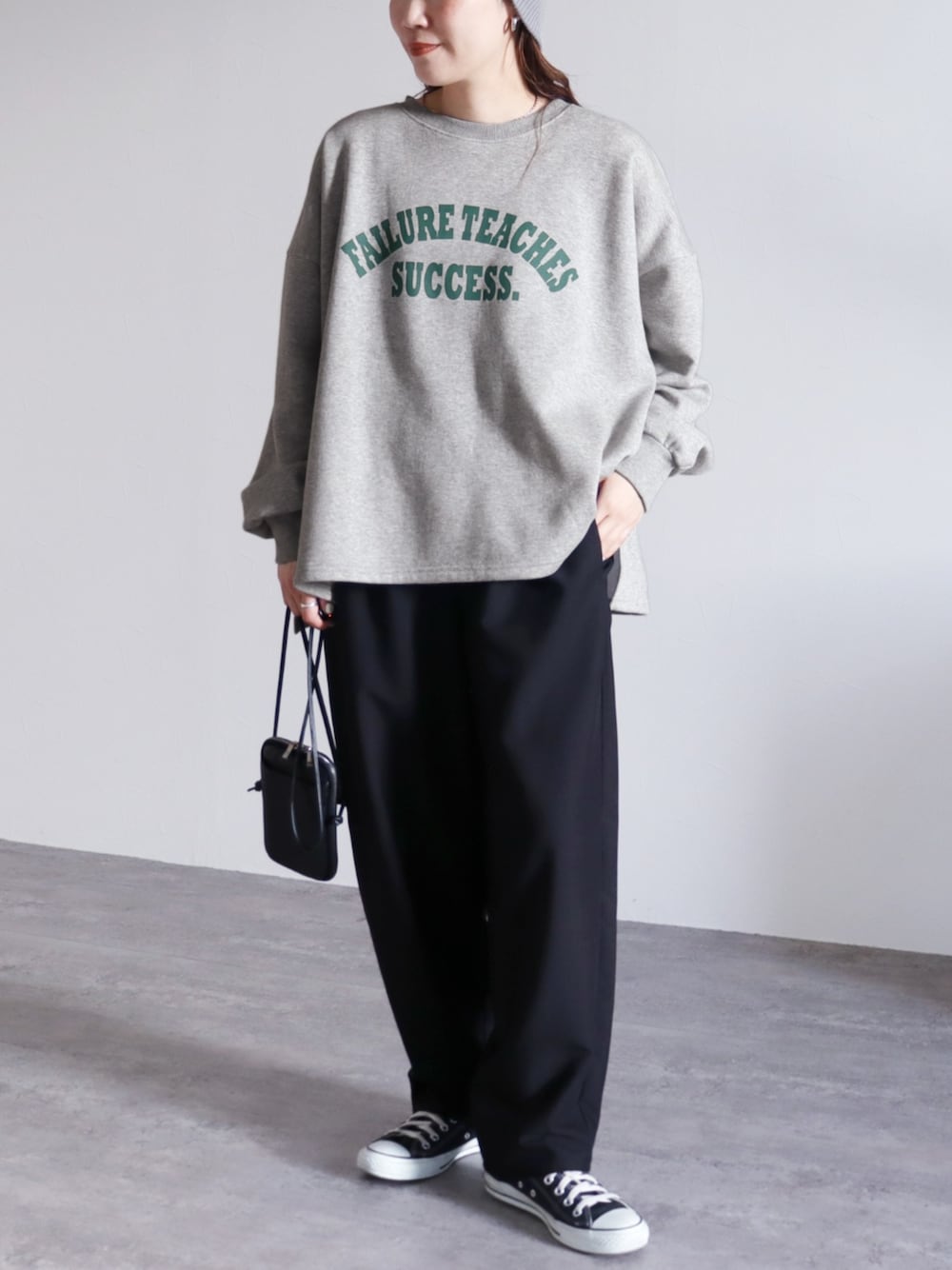 ブラック系のスラックス、グレー系のTシャツ/カットソーを着用したレディースの冬コーディネートの1枚目の写真