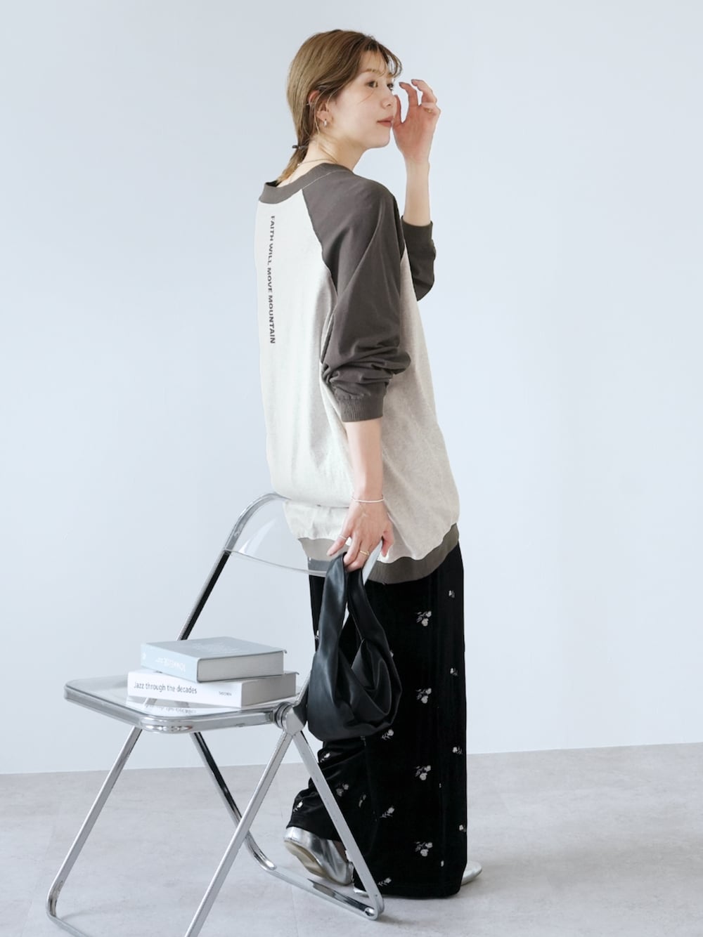 グレー系のTシャツ/カットソー、ブラウン系のその他パンツを着用したレディースの秋コーディネートの1枚目の写真