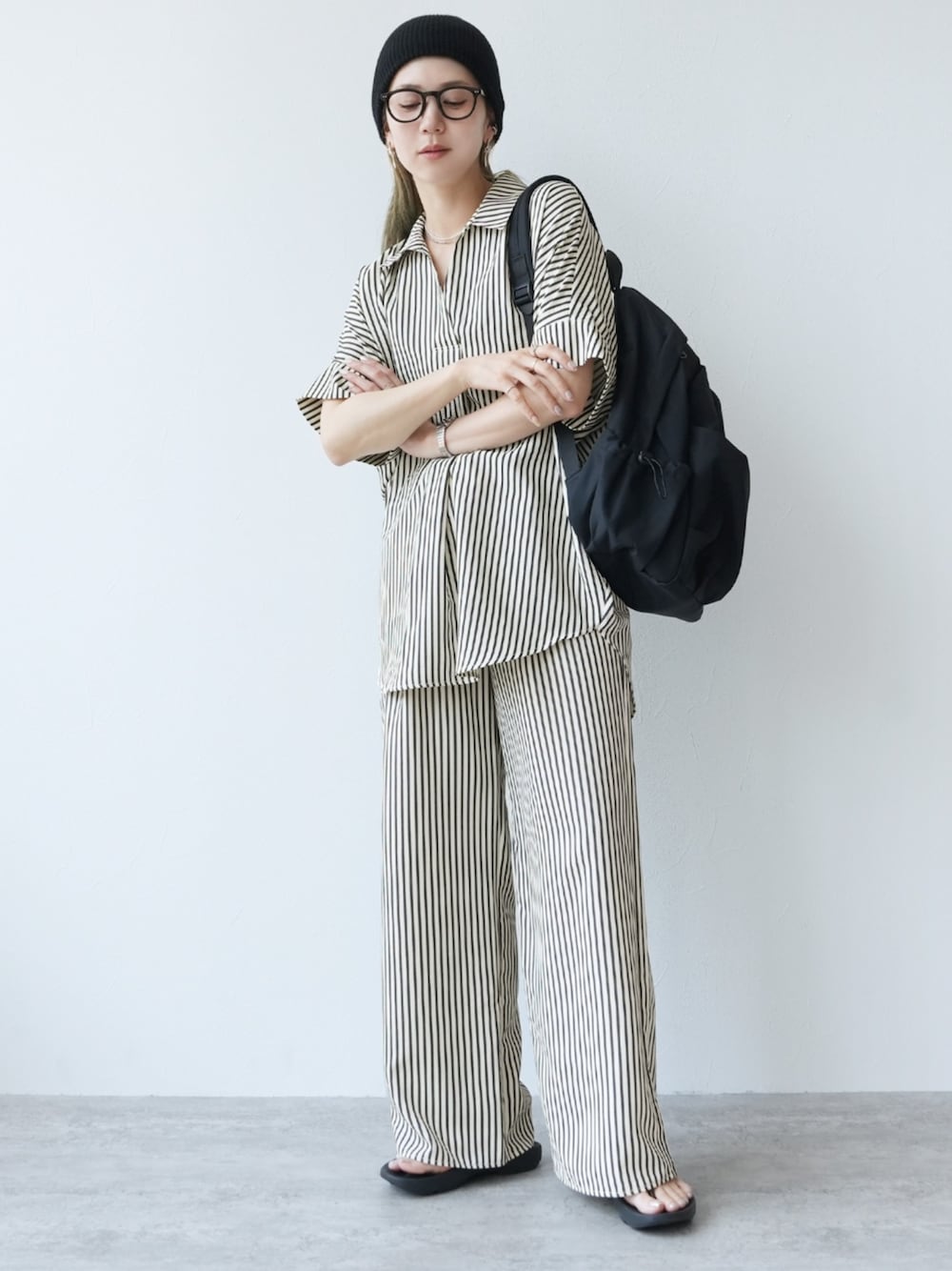 ブルー系のその他パンツ、ブルー系のシャツ/ブラウスを着用したレディースの夏コーディネートの1枚目の写真