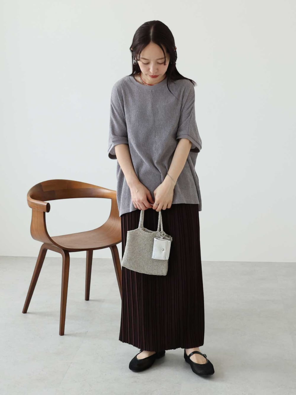 ブラック系のその他パンツ、ホワイト系のTシャツ/カットソーを着用したレディースの夏コーディネートの1枚目の写真
