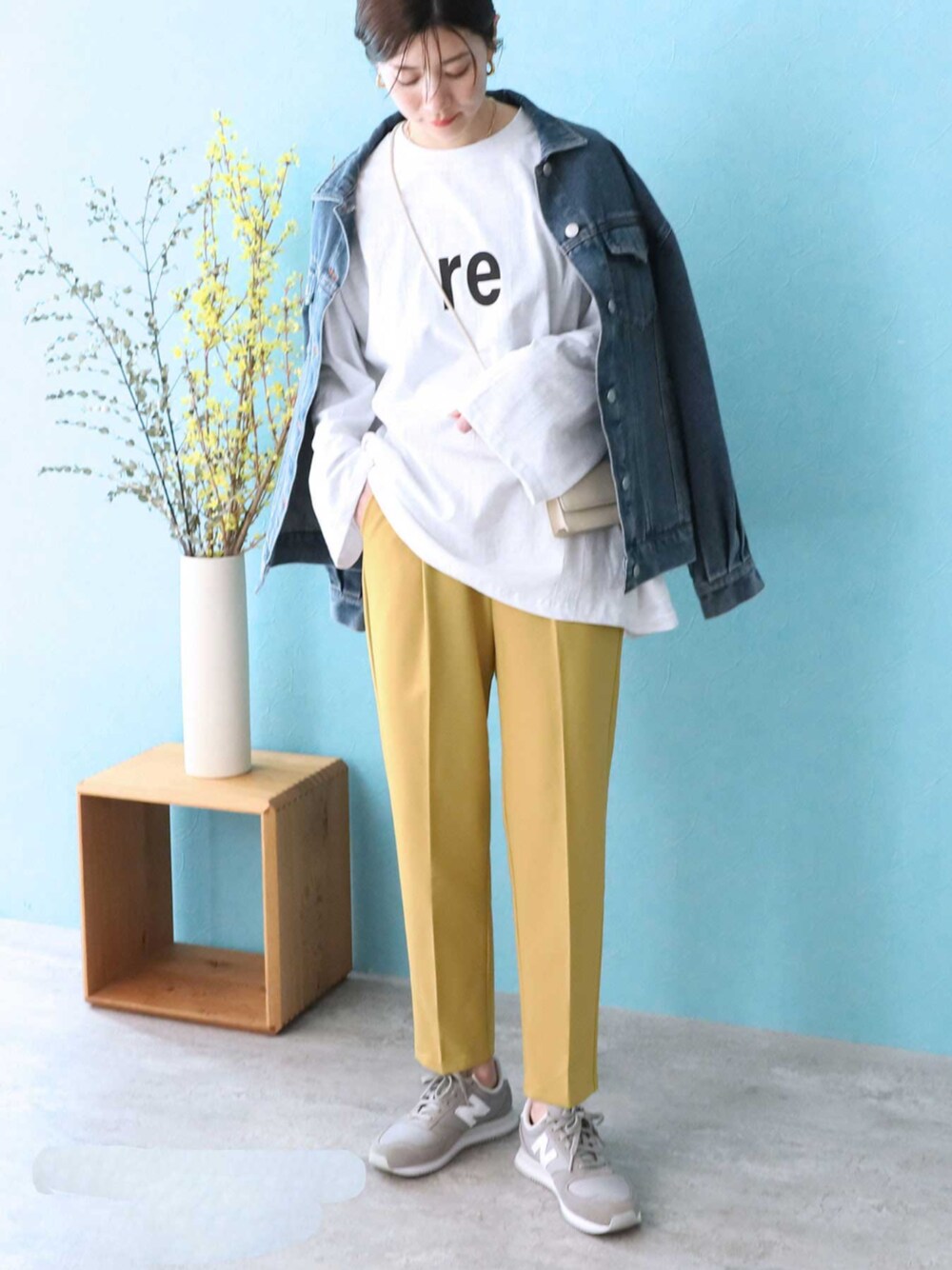 ブルー系のデニムジャケット、イエロー系のその他パンツ、ホワイト系のTシャツ/カットソーを着用したレディースの春コーディネートの1枚目の写真