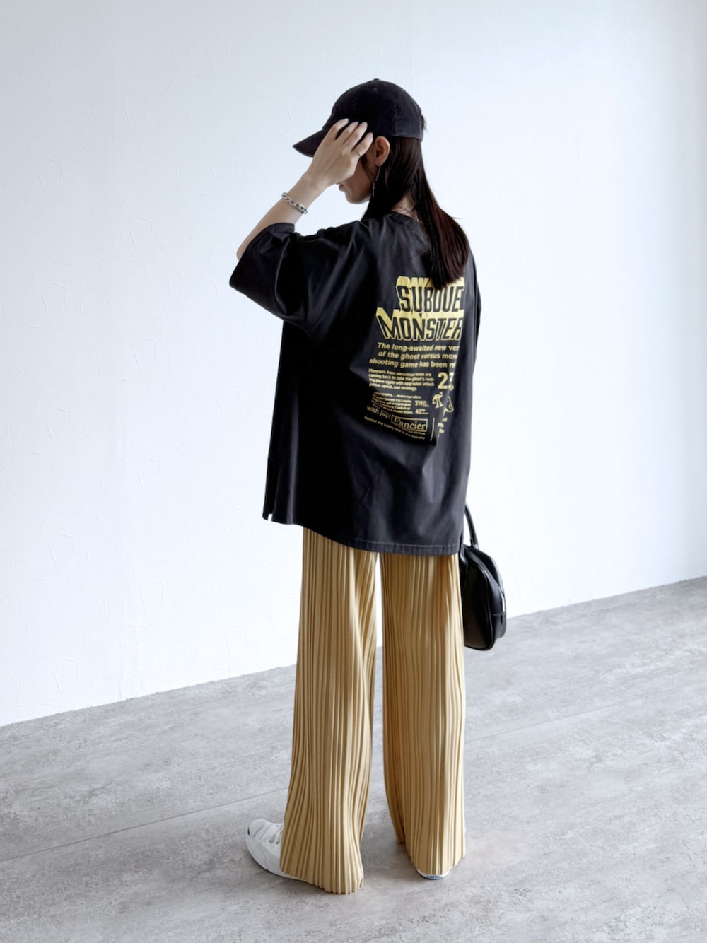 イエロー系のその他パンツ、グレー系のTシャツ/カットソーを着用したレディースの夏コーディネートの1枚目の写真