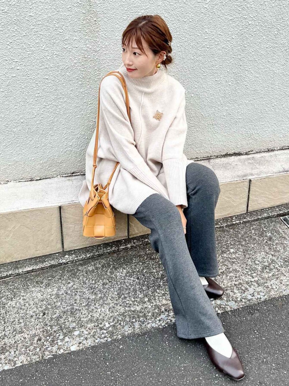 ベージュ系のニット/セーター、グレー系のその他パンツを着用したレディースの冬コーディネートの1枚目の写真