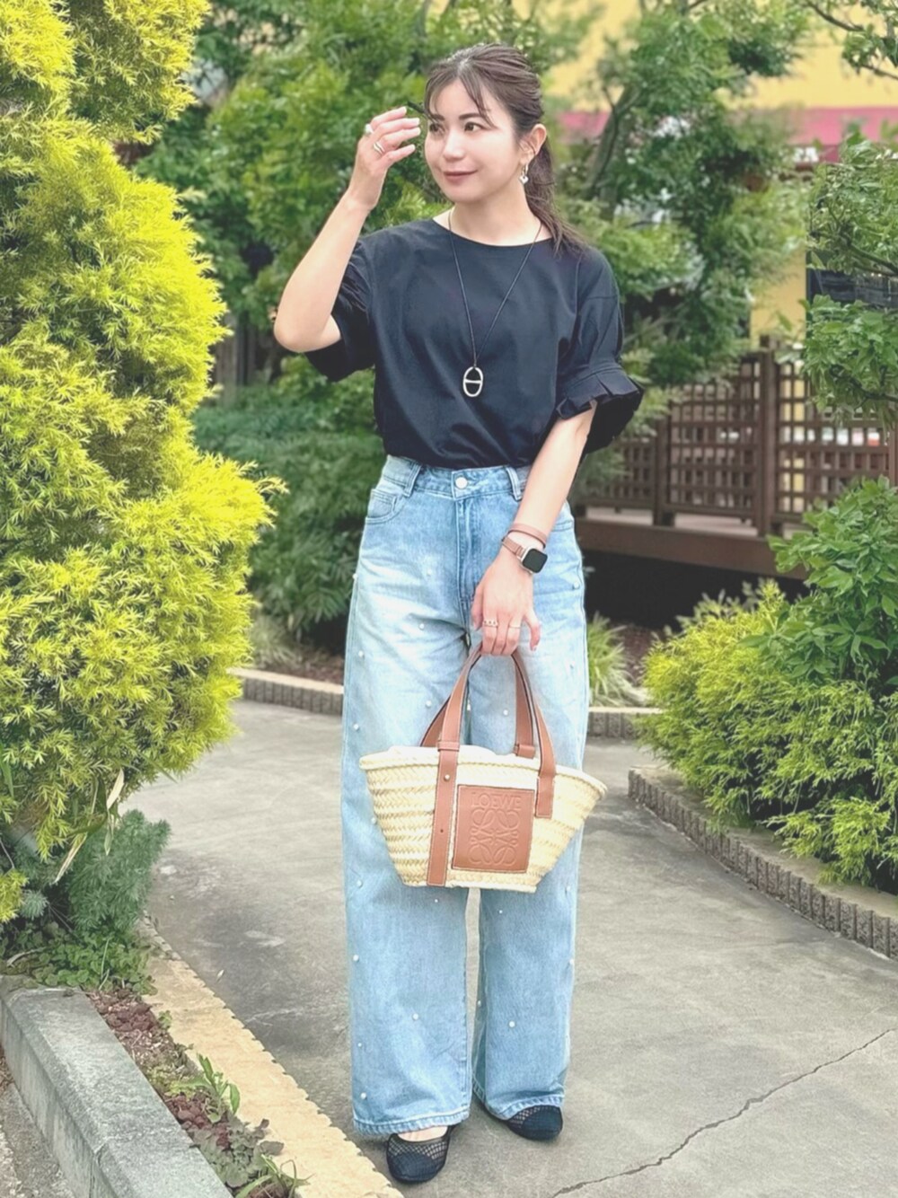 ブラック系のTシャツ/カットソーを着用したレディースの夏コーディネートの1枚目の写真