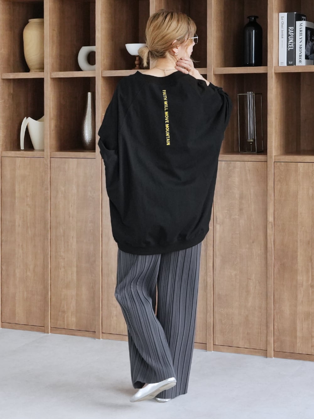 グレー系のその他パンツ、ブラック系のTシャツ/カットソーを着用したレディースの秋コーディネートの1枚目の写真