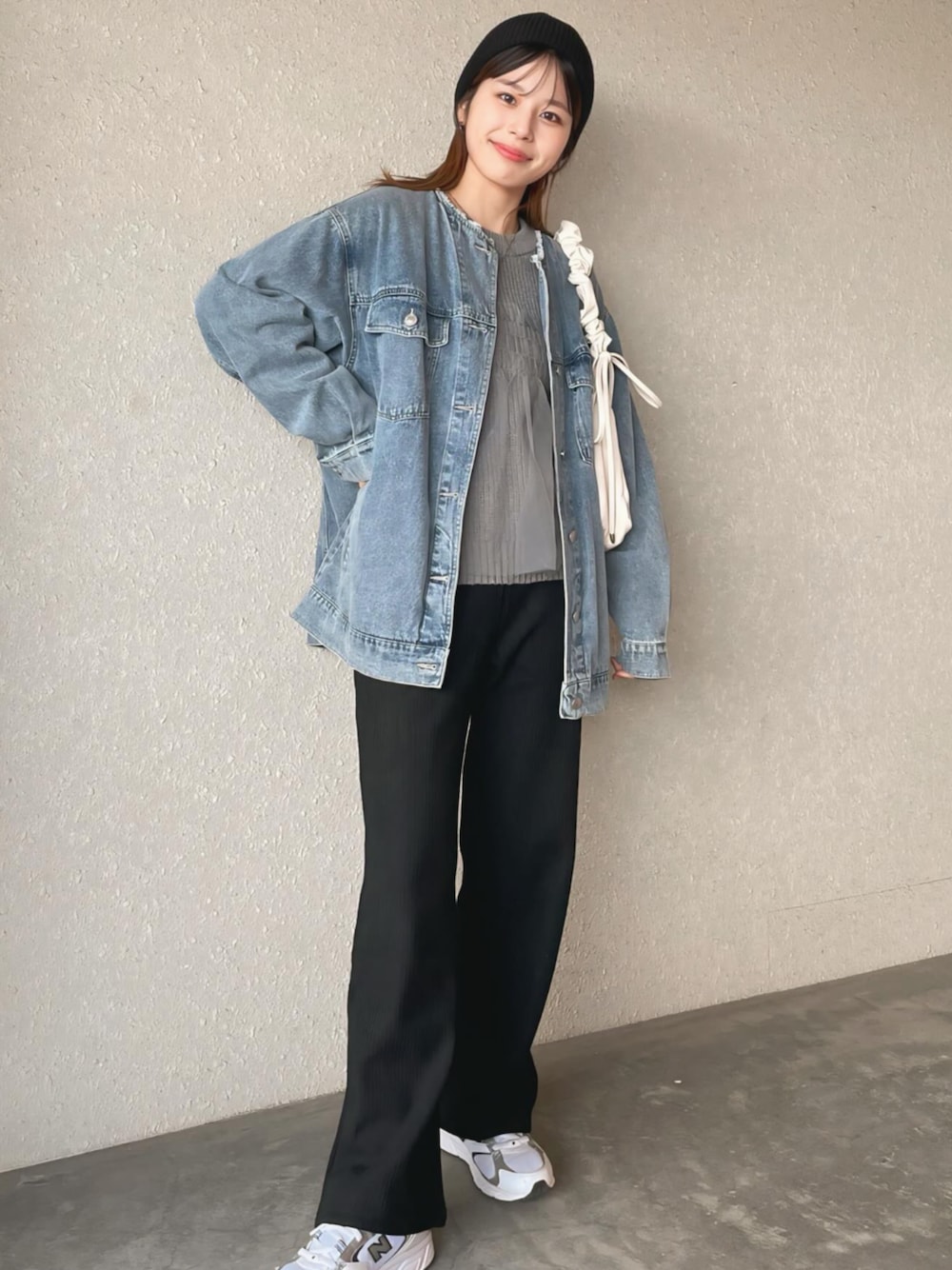 ブラック系のその他パンツを着用したレディースの冬コーディネートの1枚目の写真