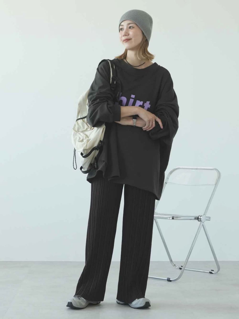 ブラック系のその他パンツ、グレー系のTシャツ/カットソーを着用したレディースの夏コーディネートの1枚目の写真