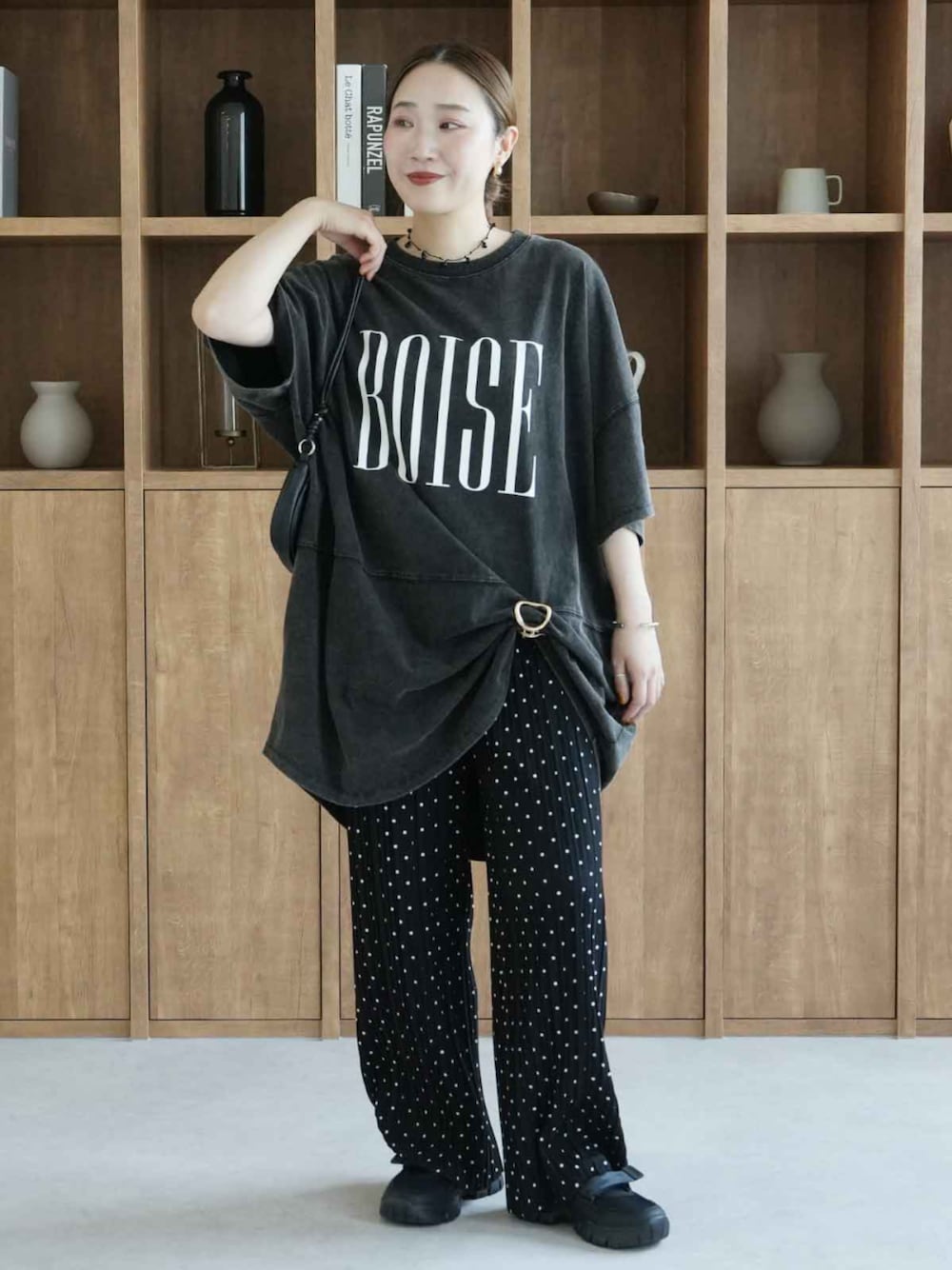その他のその他パンツ、グレー系のTシャツ/カットソーを着用したレディースの夏コーディネートの1枚目の写真