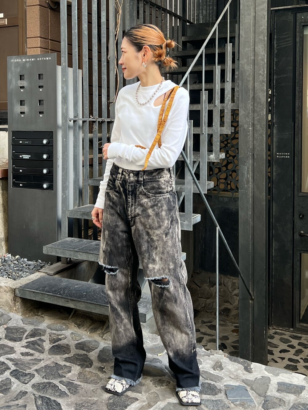 ブラック系のデニムパンツ、ホワイト系のTシャツ/カットソーを着用したレディースの冬コーディネートの1枚目の写真