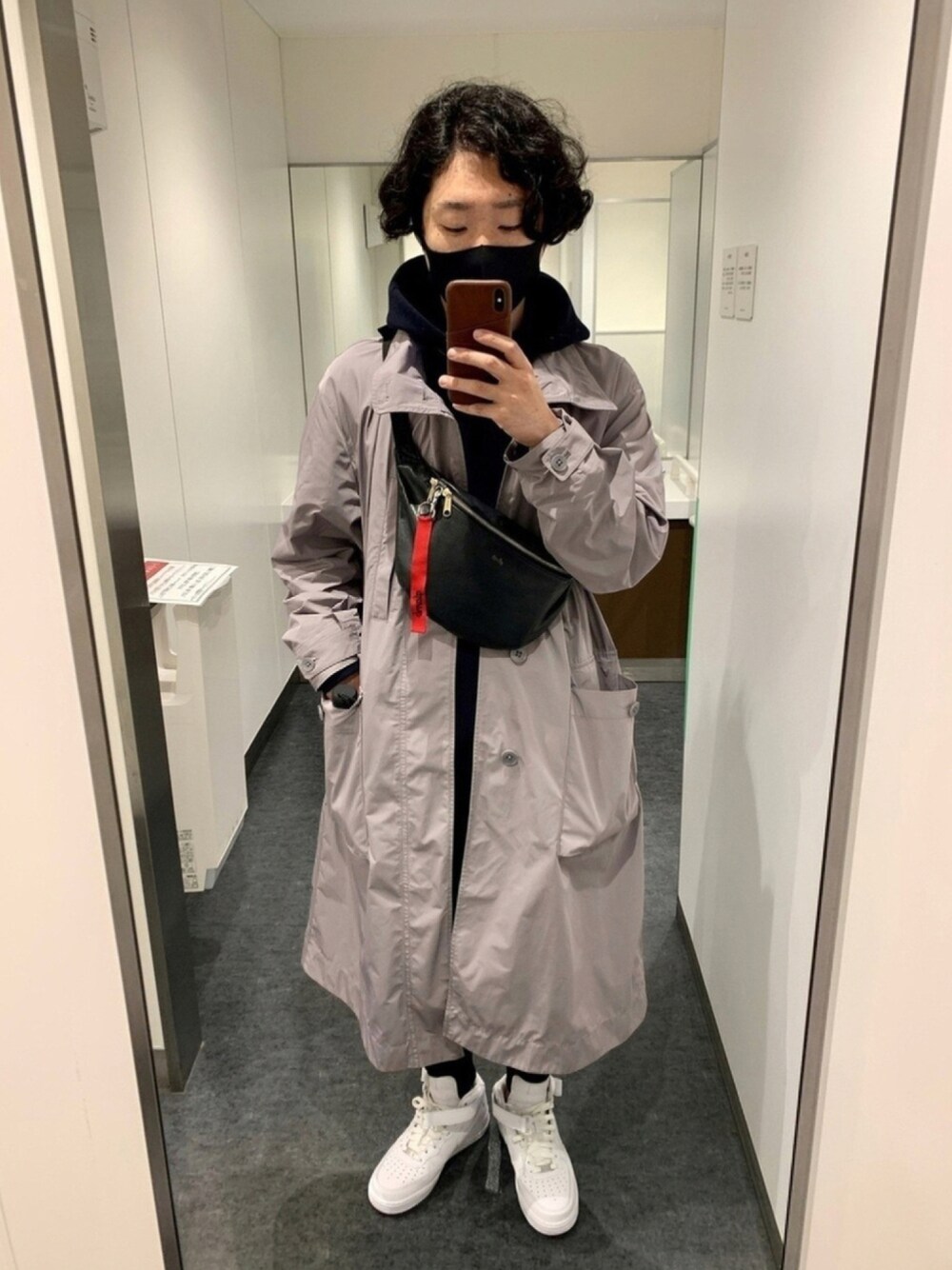 「ストリート、ロングコート、パーカー、ユニクロ、UNIQLO、UNIQLO+J、NIKE、白スニーカー、ビッグシルエット」｜「glambのConey waist pouch / コニーウエストポーチ（ボディバッグ/ウエストポーチ、ブラック系）」を使った、wetchyyyyyさん（メンズ・169cm）の夏コーディネートの1枚目の写真