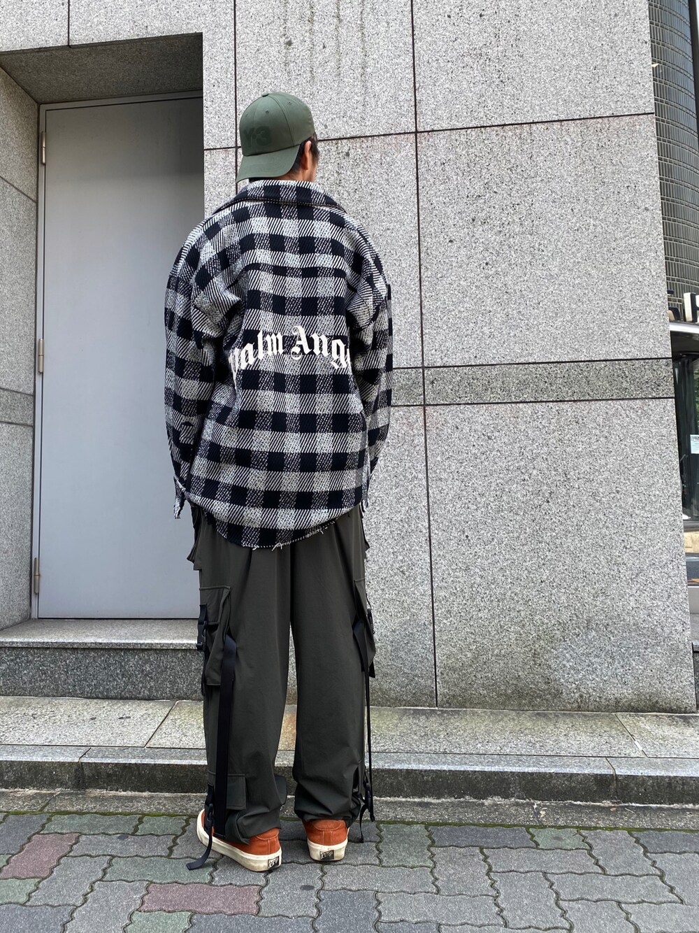 「オーバーサイズ、大人カジュアル、スニーカーコーデ、大人コーデ、モノトーンコーデ、ストリートMIX、黒コーデ、ストリートコーデ、秋冬コーデ、秋トレンド2021」｜「Palm Angelsのアイテム（シャツ/ブラウス、ブラック系）」を使った、よしやす(34歳)さん（メンズ・175cm）の秋コーディネートの1枚目の写真