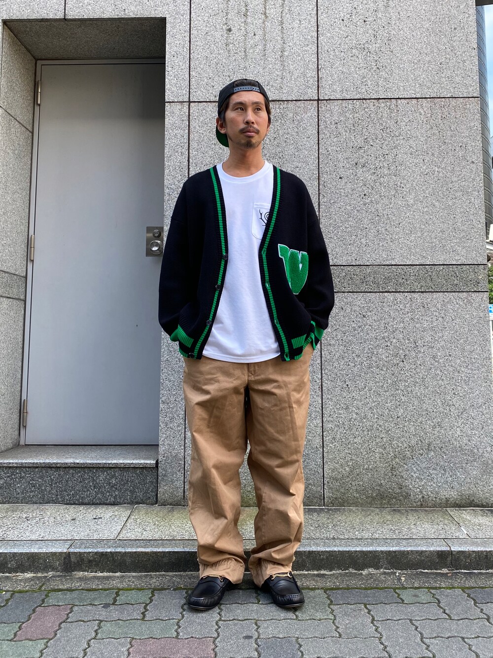 「アメカジ、チノパン、ニットカーディガン、オーバーサイズ、革靴、大人コーデ、イージーパンツ、ストリートMIX、秋冬コーデ、秋トレンド2021」｜「kolor BEACONのアイテム（チノパンツ、ベージュ系）」を使った、よしやす(34歳)さん（メンズ・175cm）の秋コーディネートの1枚目の写真