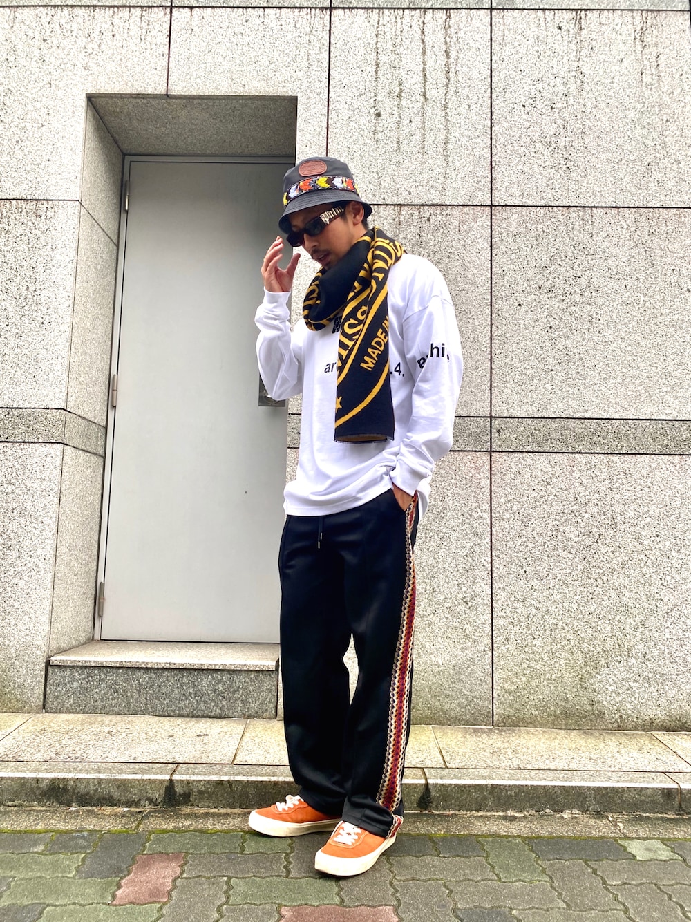 「スニーカー、ビッグシルエット、秋のコーデ、休日スタイル、メガネ男子、バケットハット、ストリートコーデ、秋先取りコーデ、PALM ANGELS、秋トレンド2021」｜「Palm Angelsのアイテム（マフラー、ブラック系）」を使った、よしやす(34歳)さん（メンズ・175cm）の秋コーディネートの1枚目の写真