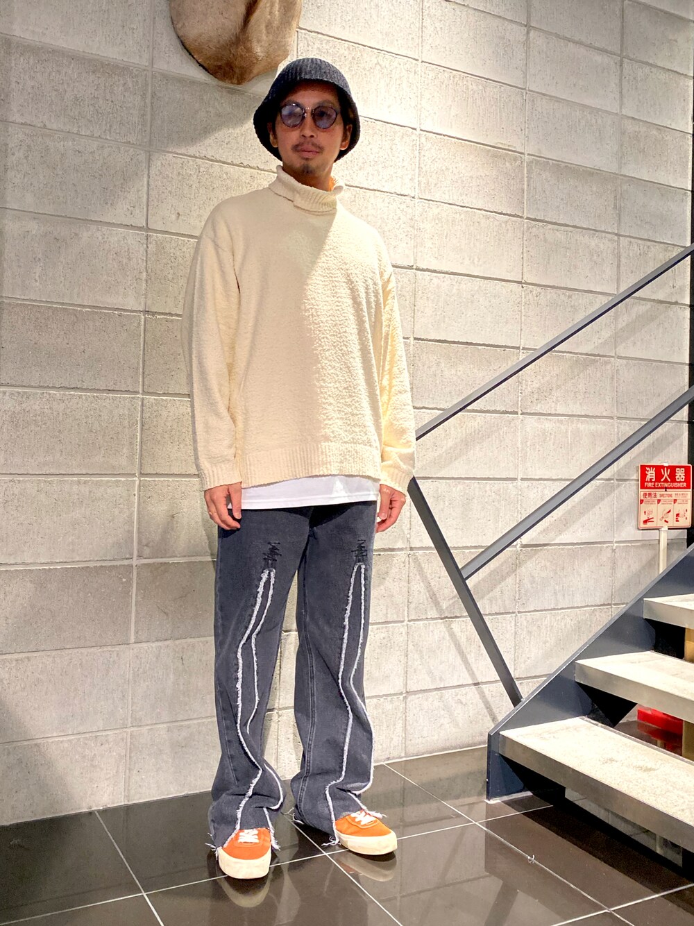 「ビッグシルエット、ベージュ、デニムパンツ、きれいめカジュアル、カジュアルコーデ、今日のコーデ、オトナカジュアル、秋コーデ、キレイめコーデ、秋トレンド2021」｜「DANKE SCHONのDankeSchon/ダンケシェーン/リメイクデニム/RemakeDenim frontboots（デニムパンツ、ブラック系）」を使った、よしやす(34歳)さん（メンズ・175cm）の秋コーディネートの1枚目の写真