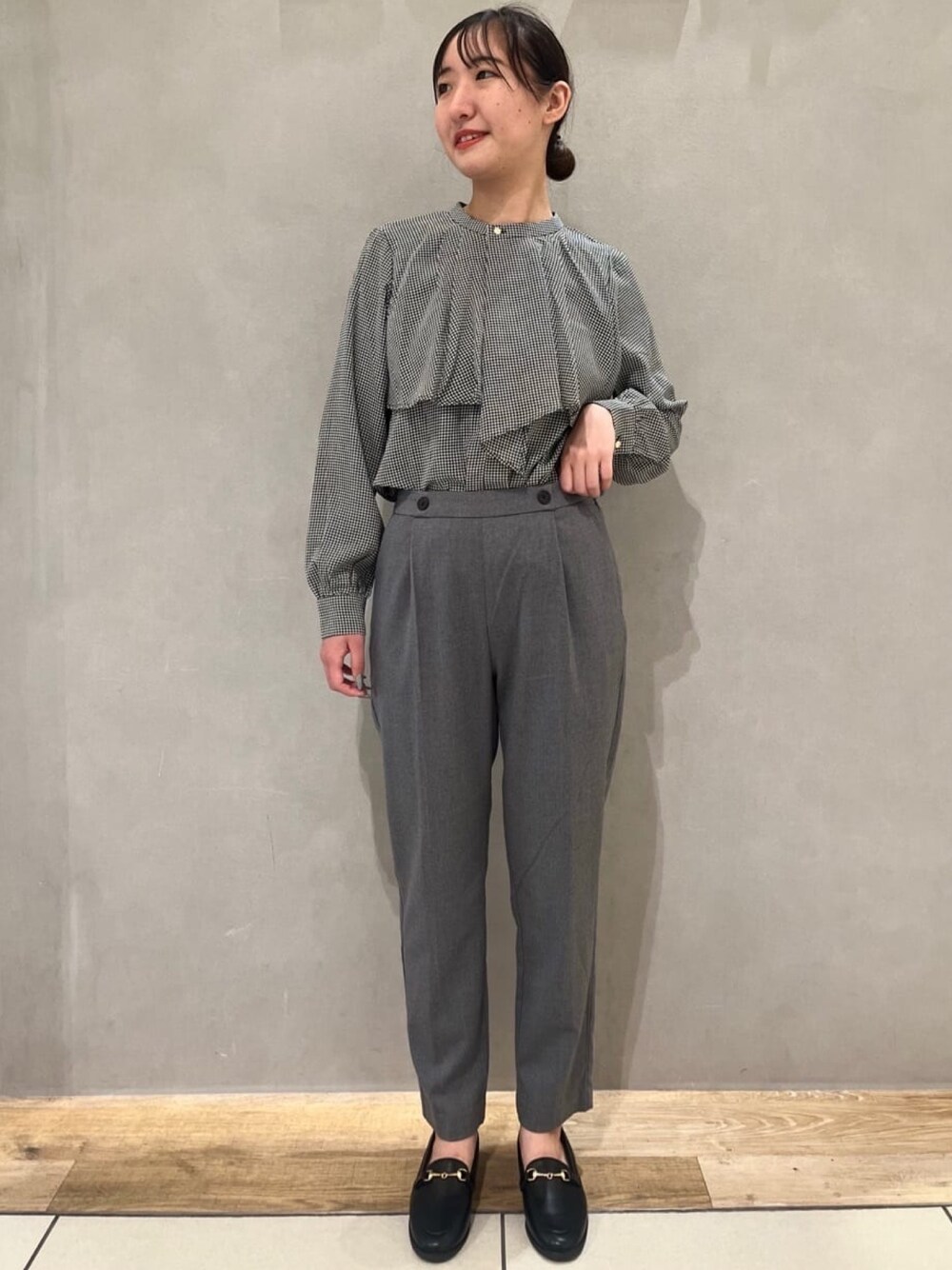 グレー系のその他パンツ、ブラック系のシャツ/ブラウス、ブラック系のパンプスを着用したレディースの秋コーディネートの1枚目の写真