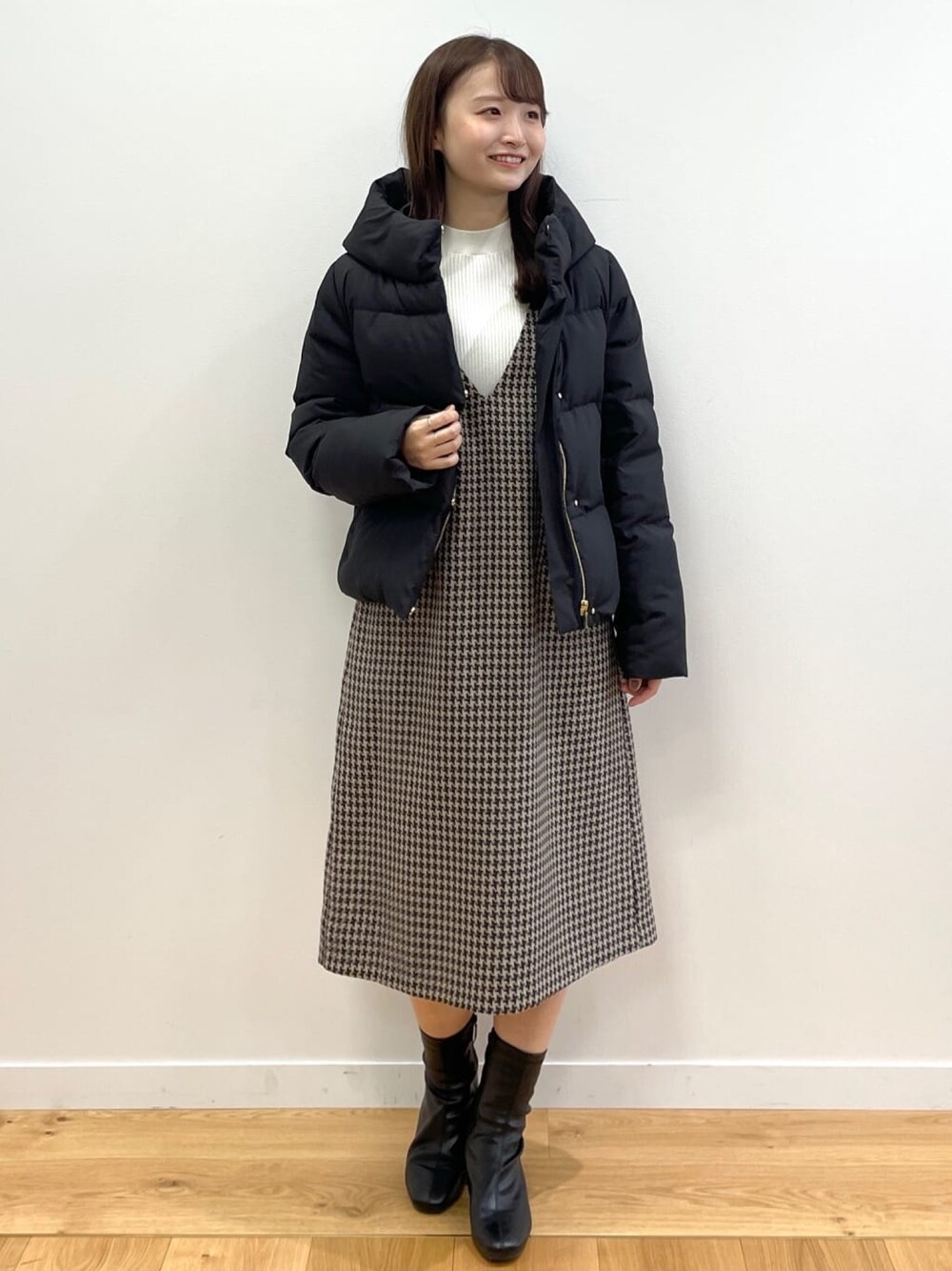 「ダウンジャケット、ジャンスカ、冬コーデ、休日スタイル、インデックス、INDEX、韓国ファッション、クリスマスに着たい服、マイベストコーデ2022」｜「indexのKAWADAグリーンダウンショートコート【WEB限定サイズ・カラー】（ダウンジャケット/コート、ブラック系）」を使った、index スタッフさん（レディース・158cm）の冬コーディネートの1枚目の写真