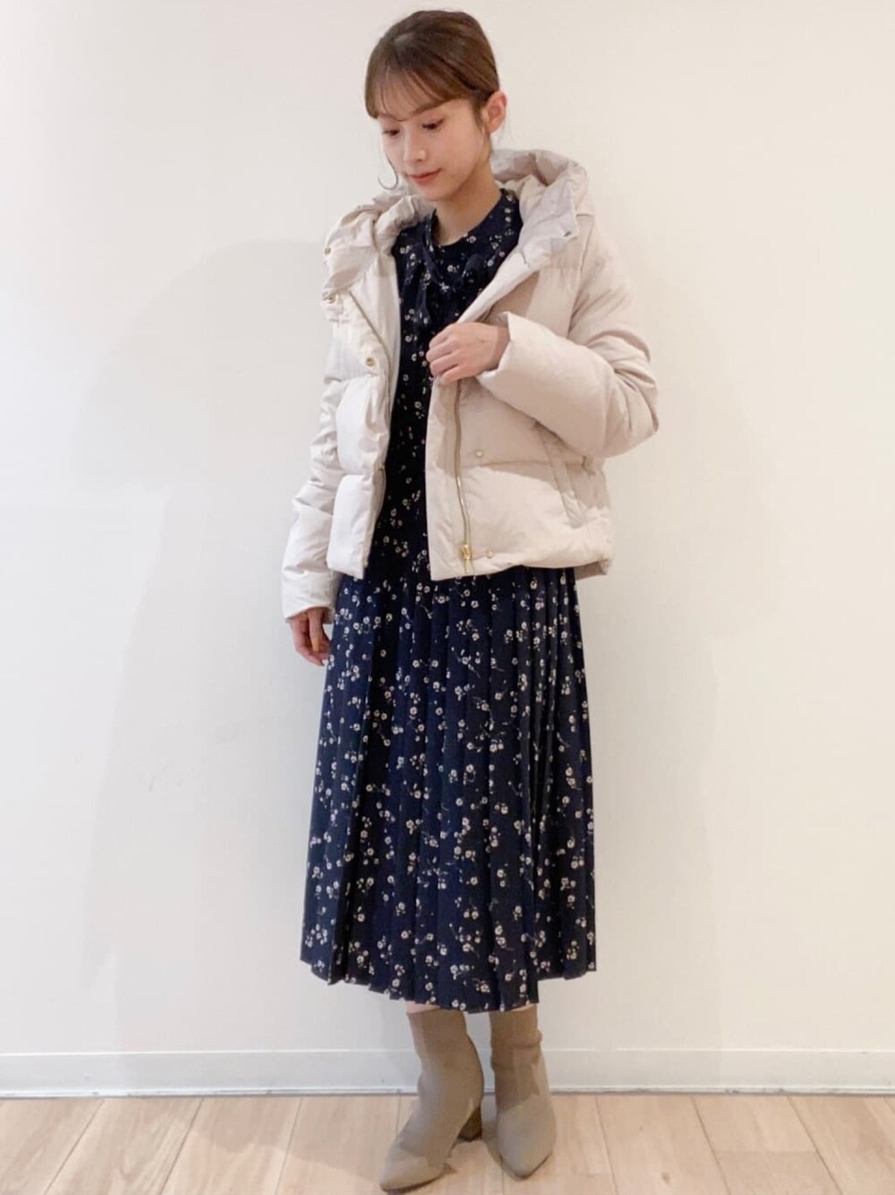 「インデックス、INDEX、index、ショートブーツ、クリスマスに着たい服、マイベストコーデ2022、休日スタイル、韓国ファッション、ワンピース、ロングワンピース、花柄、花柄ワンピース、きれいめカジュアル、プチプラ、ダウンジャケット」｜「indexのKAWADAダウンショートコート【WEB限定サイズ・カラー】（ダウンジャケット/コート、ベージュ系）」を使った、index スタッフさん（レディース・154cm）の冬コーディネートの1枚目の写真