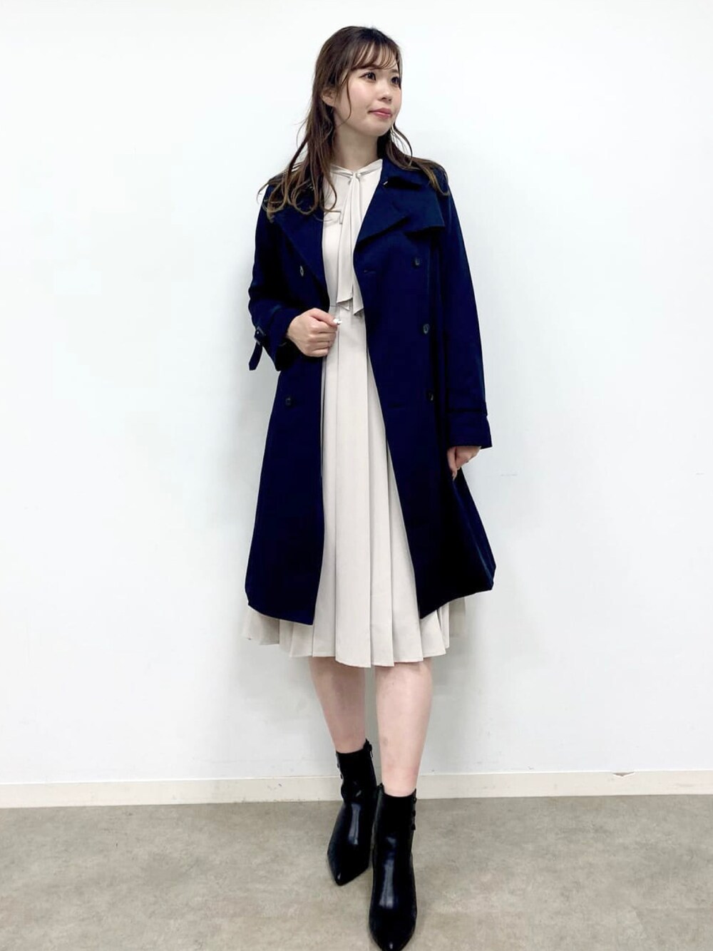 「INDEX、インデックス、私の推しブランド、ワンピース、プチプラ、プチプラコーデ、オフィスカジュアル、キレイめ、きれいめカジュアル、あったかコーデ、春コーデ、春、トレンチコート、ブーツ、ショートブーツ」｜「indexのDeodra Freshトレンチコート【WEB限定サイズ】（トレンチコート、ブルー系）」を使った、index スタッフさん（レディース・158cm）の冬コーディネートの1枚目の写真