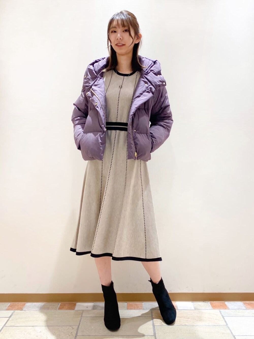「INDEX、index、インデックス、ワンピース、ニットワンピース、ダウンジャケット、きれいめカジュアル、クリスマスに着たい服、プチプラ、プチプラコーデ、マイベストコーデ2022、休日スタイル、韓国ファッション」｜「indexのバイカラーニットワンピース（ワンピース、ベージュ系）」を使った、index スタッフさん（レディース・166cm）の冬コーディネートの1枚目の写真