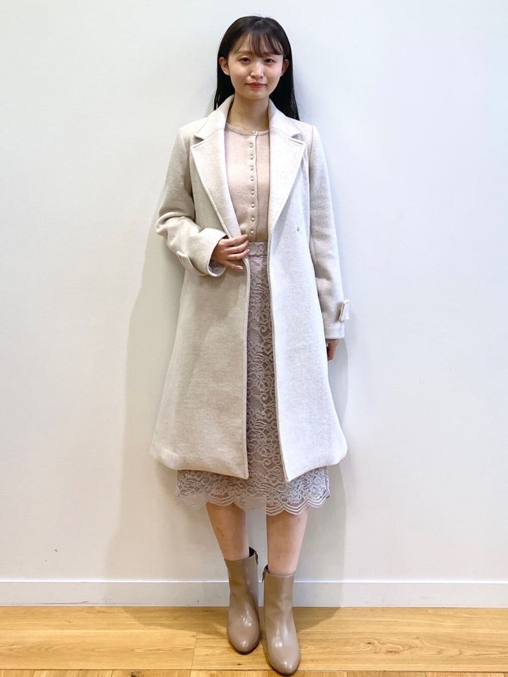 「インデックス、index、INDEX、ブーツ、淡色コーデ、冬アウター、クリスマスに着たい服、マイベストコーデ2023、お出かけコーデ、コート」｜「indexの≪定番人気≫ モールレースタイトスカート【洗濯機洗い可】（スカート、グレー系）」を使った、index スタッフさん（レディース・158cm）の冬コーディネートの1枚目の写真