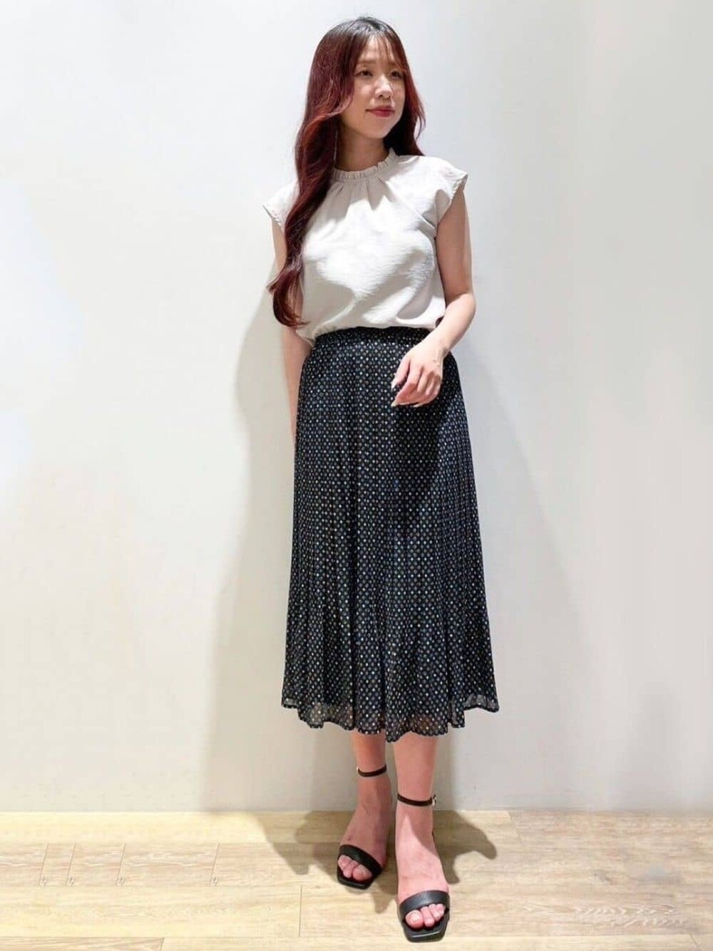 ブラック系のスカート、ベージュ系のシャツ/ブラウス、ブラック系のサンダルを着用したレディースの夏コーディネートの1枚目の写真