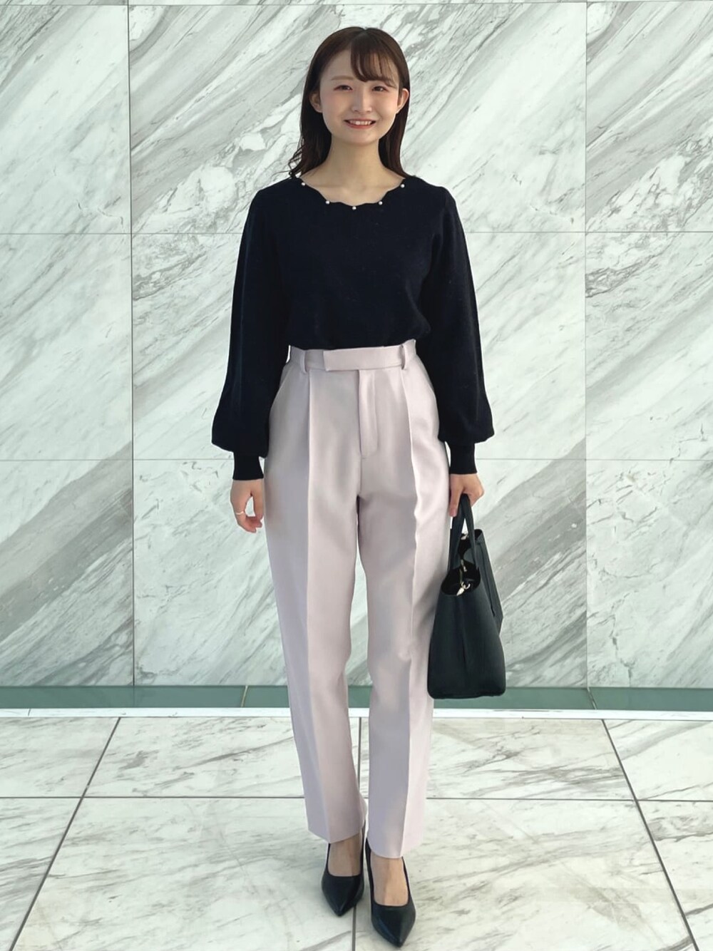 ブラック系のニット/セーター、ピンク系のその他パンツ、ブラック系のトートバッグを着用したレディースの冬コーディネートの1枚目の写真