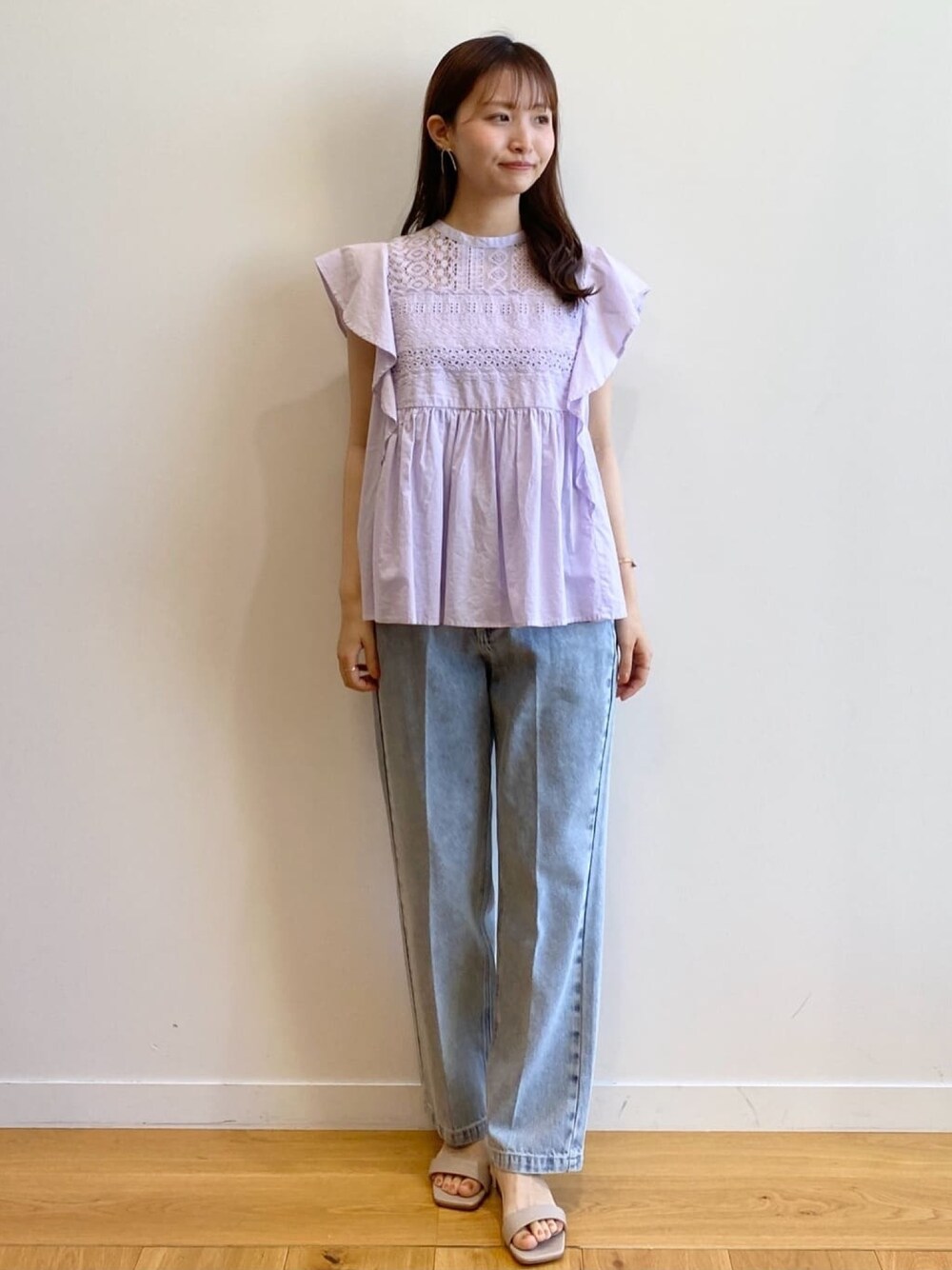 パープル系のシャツ/ブラウス、ブルー系のデニムパンツ、ベージュ系のサンダルを着用したレディースの夏コーディネートの1枚目の写真