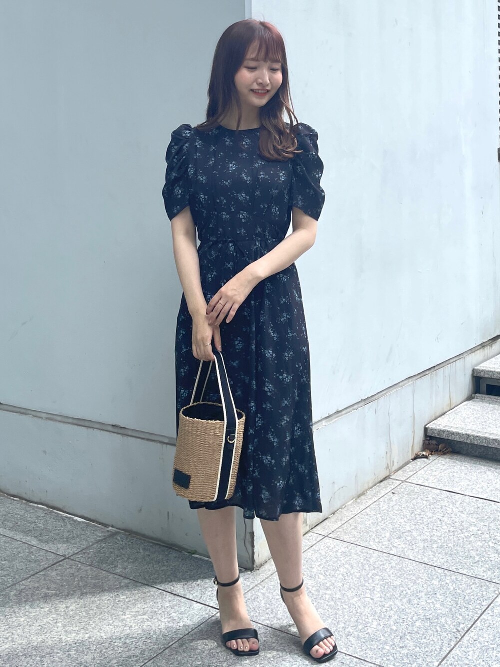 ブルー系のワンピース、ブラック系のショルダーバッグ、ブラック系のサンダルを着用したレディースの夏コーディネートの1枚目の写真