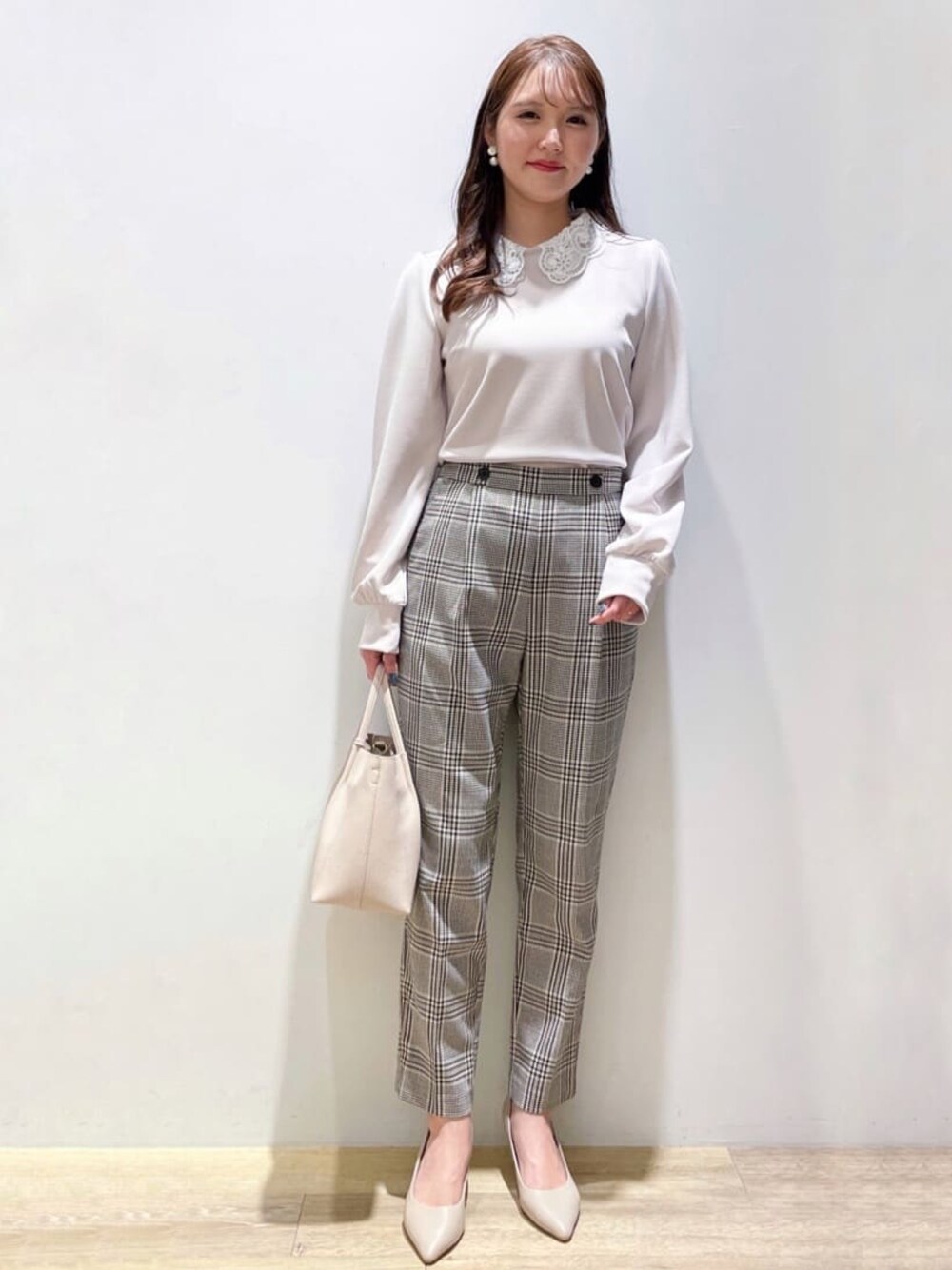 ブラック系のその他パンツ、グレー系のTシャツ/カットソー、ベージュ系のトートバッグを着用したレディースの秋コーディネートの1枚目の写真