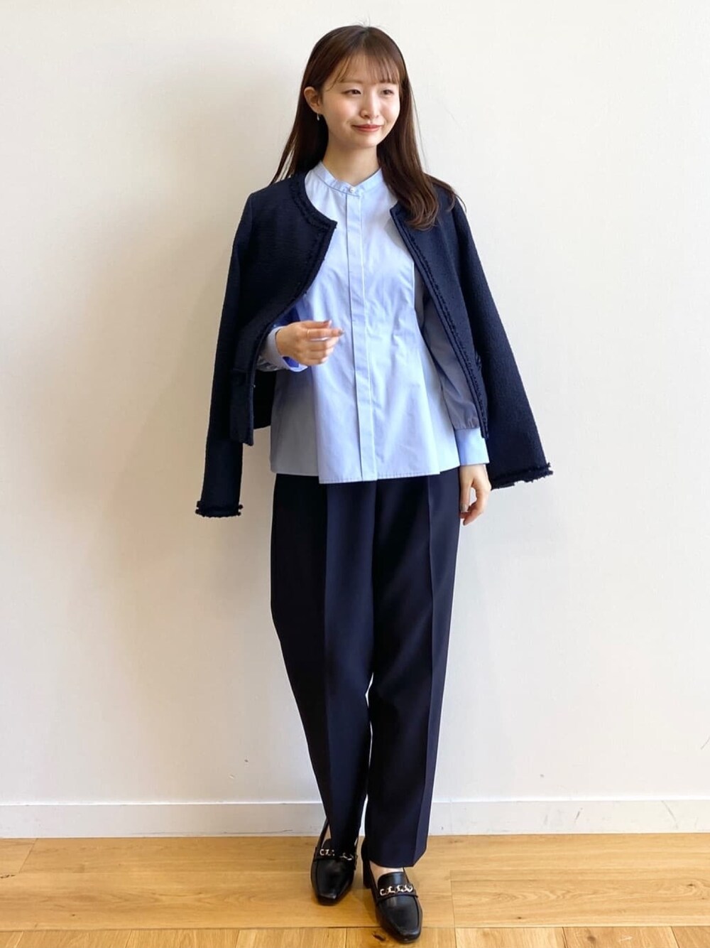 ブルー系のノーカラージャケット、ブルー系のシャツ/ブラウス、ブラック系のパンプスを着用したレディースの春コーディネートの1枚目の写真