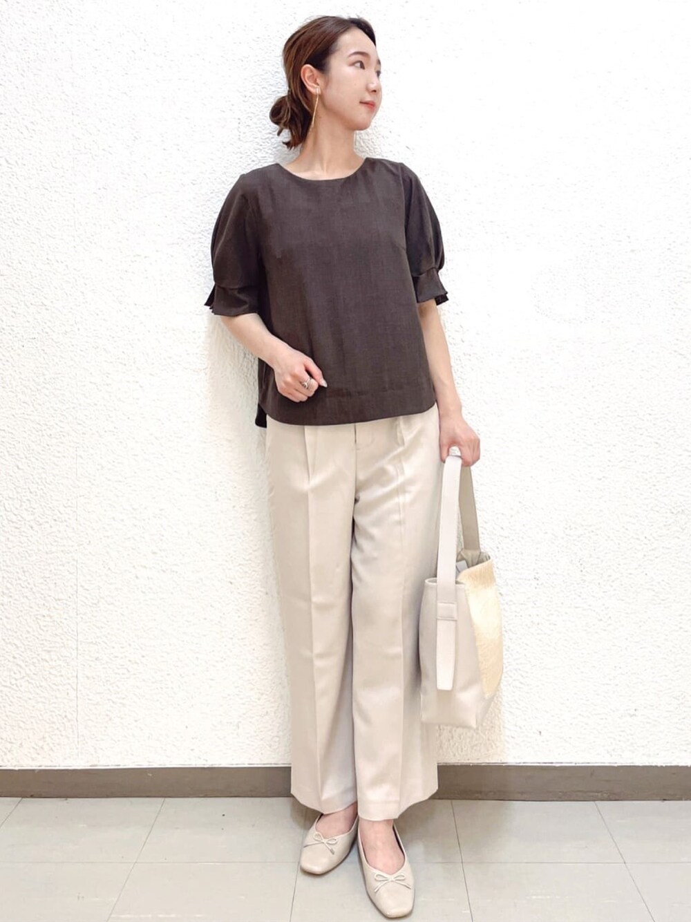 ブラウン系のシャツ/ブラウス、ベージュ系のその他パンツ、ホワイト系のショルダーバッグを着用したレディースの夏コーディネートの1枚目の写真