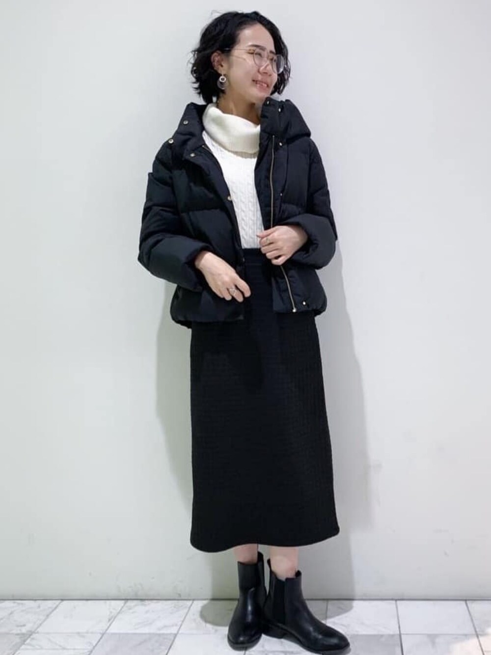 「index、INDEX、インデックス、ブーツ、冬コーデ、ニット、ロングスカート、冬アウター、デートコーデ、お出かけコーデ」｜「indexの≪S-LLsize≫ セットアップ対応 ナロータイトスカート【洗濯機洗い可】（スカート、ブラック系）」を使った、index スタッフさん（レディース・160cm）の冬コーディネートの1枚目の写真
