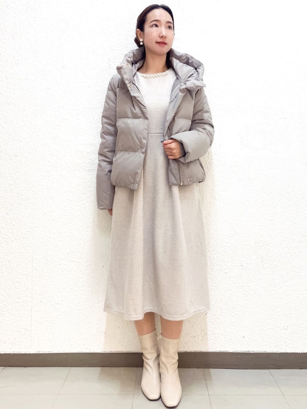 「index、インデックス、INDEX、ワンピース、ダウンジャケット、ブーツ、冬アウター、クリスマスに着たい服、お出かけコーデ、マイベストコーデ2023」｜「indexの起毛ツイード ビジューネックワンピース【洗濯機洗い可】（ワンピース、グレー系）」を使った、index スタッフさん（レディース・160cm）の冬コーディネートの1枚目の写真