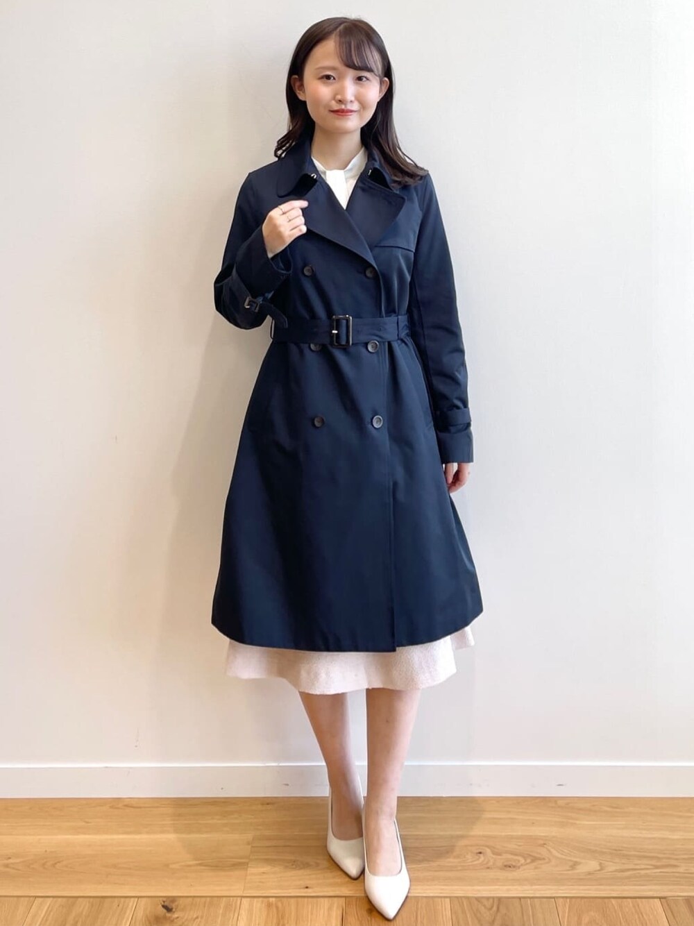 「パンプス、トレンチコート、キレイめ、セレモニー、卒業式、入学式、オフィスカジュアル、インデックス、INDEX」｜「indexのDeodora Freshトレンチコート（トレンチコート、ブルー系）」を使った、index スタッフさん（レディース・158cm）の冬コーディネートの1枚目の写真