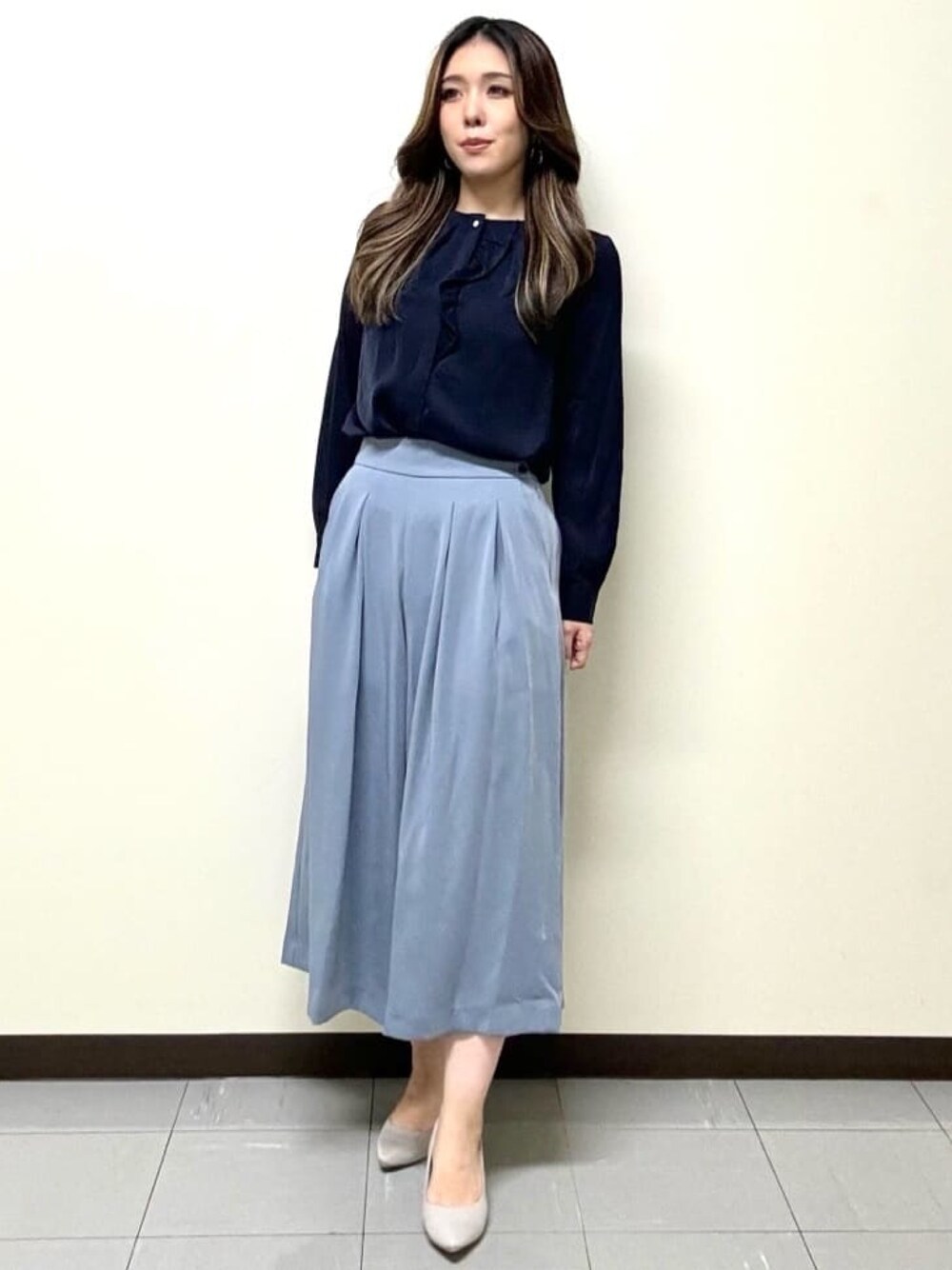 ブルー系のシャツ/ブラウス、ブルー系のその他パンツを着用したレディースの秋コーディネートの1枚目の写真