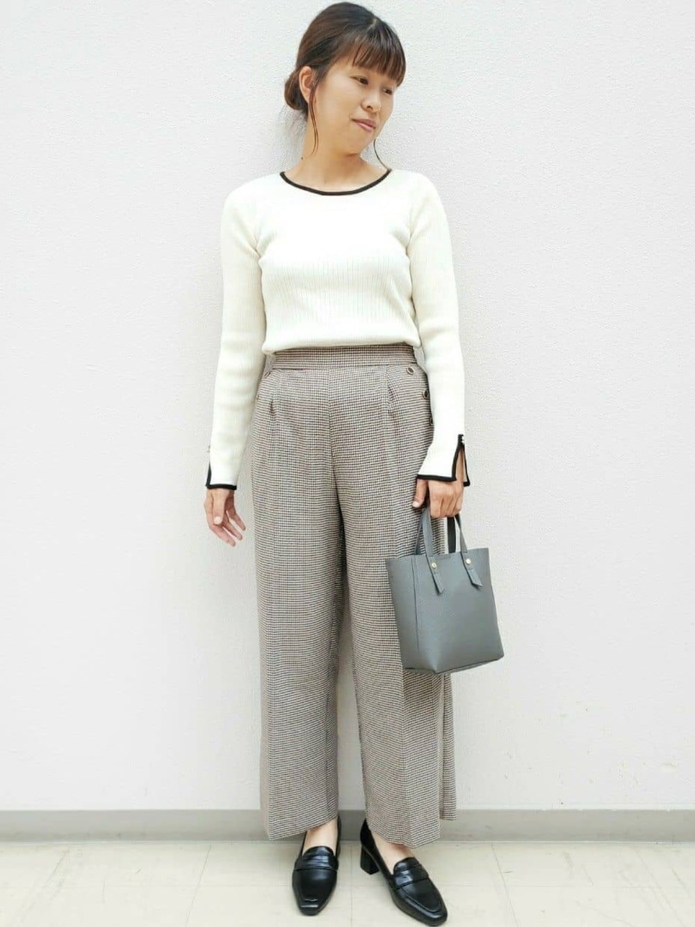 ベージュ系のニット/セーター、ブラウン系のその他パンツ、グレー系のショルダーバッグを着用したレディースの秋コーディネートの1枚目の写真