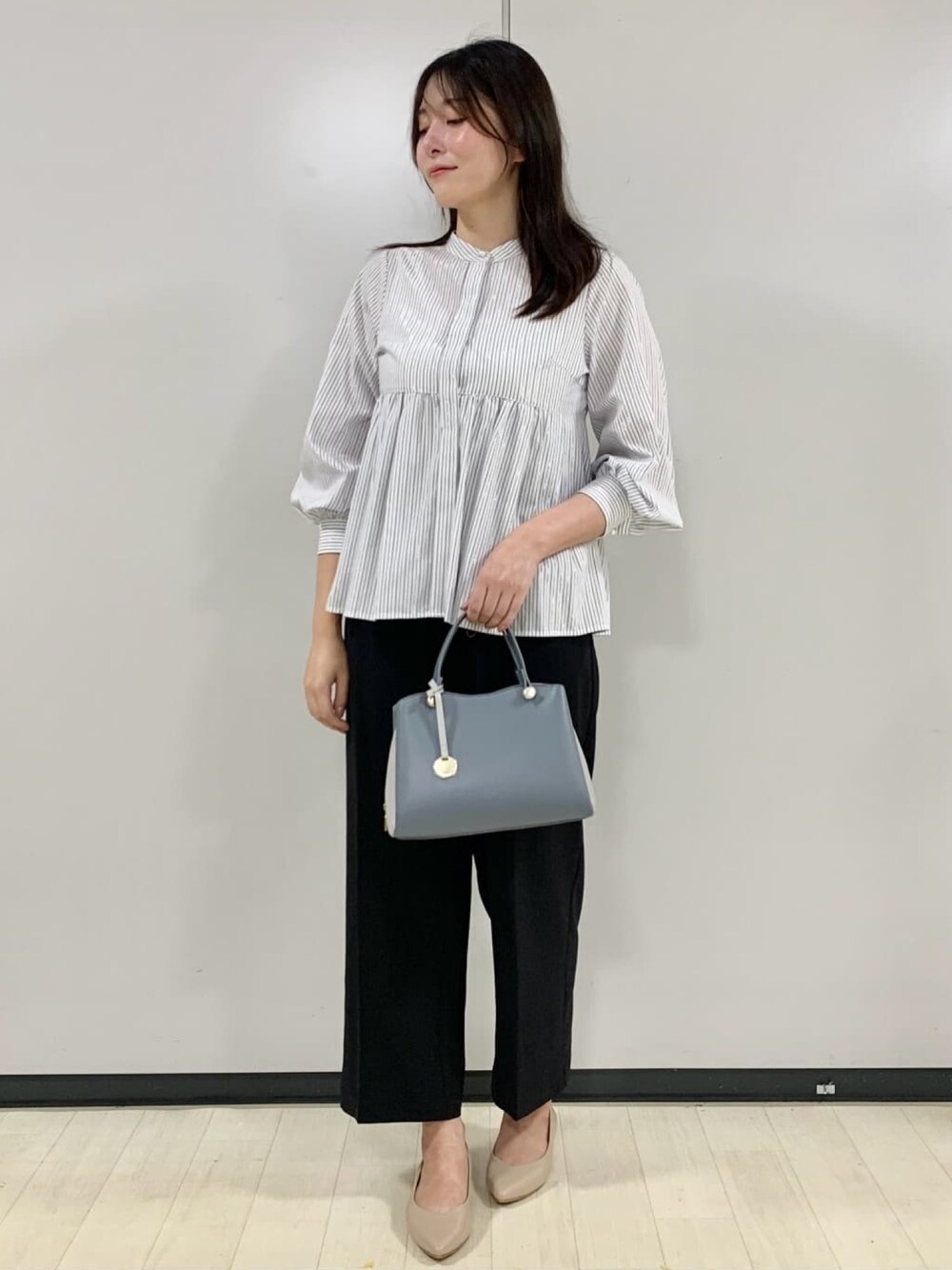 ホワイト系のシャツ/ブラウス、ブラック系のその他パンツ、ブルー系のボストンバッグを着用したレディースの秋コーディネートの1枚目の写真