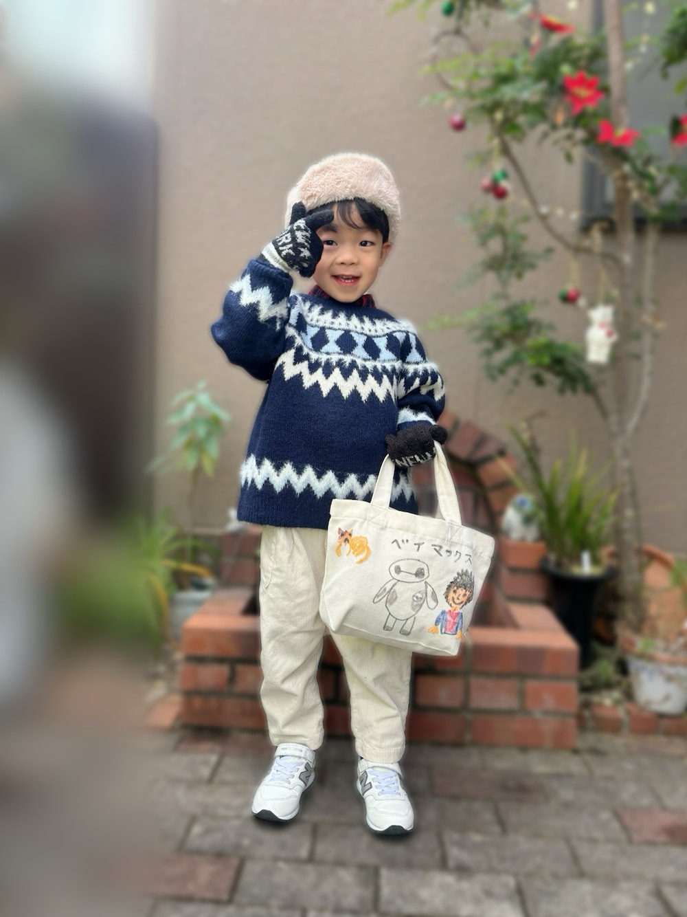 「6歳、冬アウター、ノルディック柄、テーマパークコーデ、ホワイトコーデ、クリスマスに着たい服、マイベストコーデ2024、トートバッグ、コーデュロイ」｜「CIAOPANIC TYPYの【WEB限定カラー】【KIDS】ノルディックフェザーヤーン２WAYクルーネックカーディガン（カーディガン/ボレロ、ブルー系）」を使った、nohana＊＊＊kent さん（キッズ・100cm）の冬コーディネートの1枚目の写真