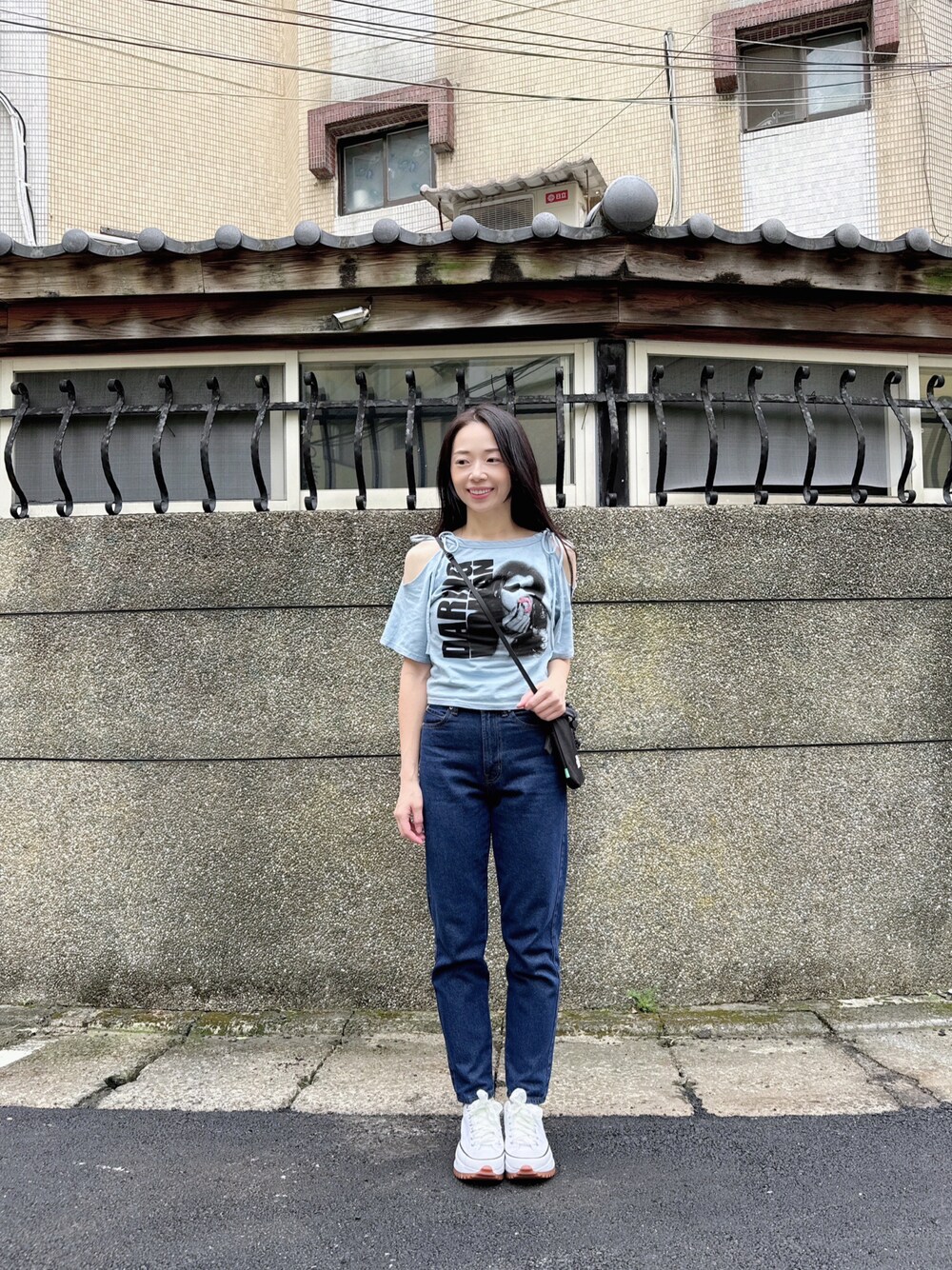 「CONVERSEのアイテム（シューズ、ホワイト系）」を使った、林怡辰さん（レディース・161cm）の秋コーディネートの1枚目の写真