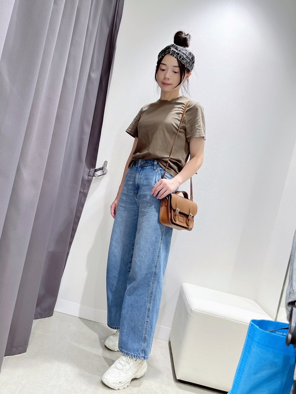「AMERICAN HOLICのアイテム（デニムパンツ、ブルー系）」を使った、林怡辰さん（レディース・161cm）の秋コーディネートの1枚目の写真