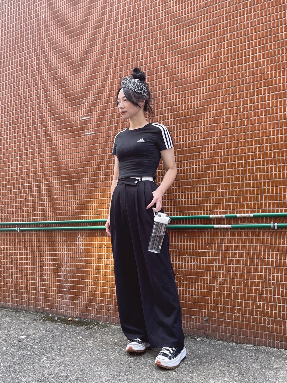 「adidasのアイテム（スウェット、ブラック系）」を使った、林怡辰さん（レディース・161cm）の夏コーディネートの1枚目の写真