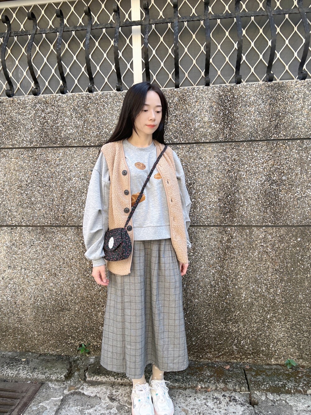 「NIKEのアイテム（スニーカー、ホワイト系）」を使った、林怡辰さん（レディース・161cm）の秋コーディネートの1枚目の写真