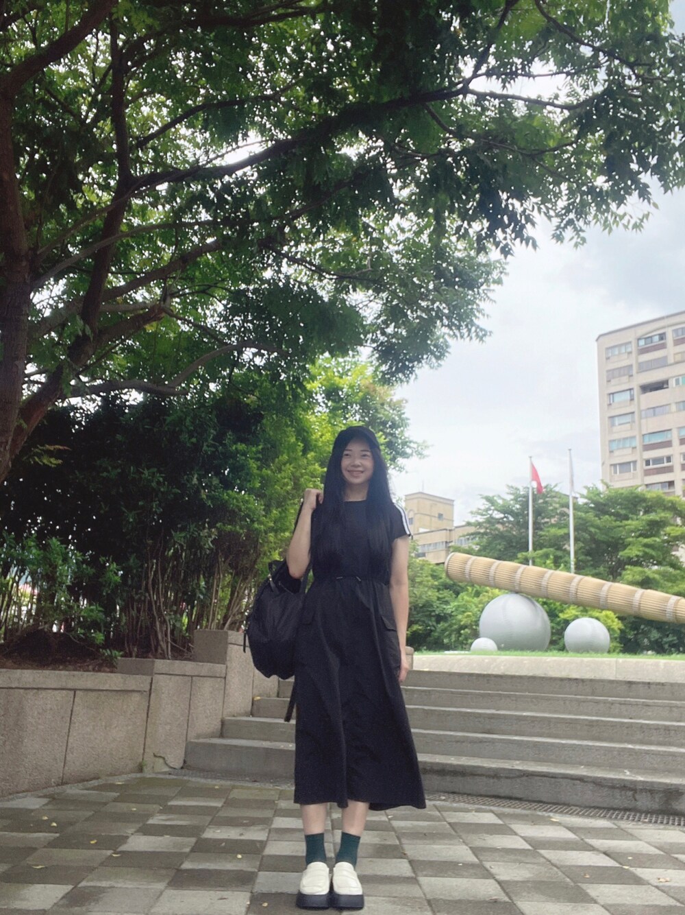 「adidasのアイテム（スウェット、ブラック系）」を使った、林怡辰さん（レディース・161cm）の夏コーディネートの1枚目の写真