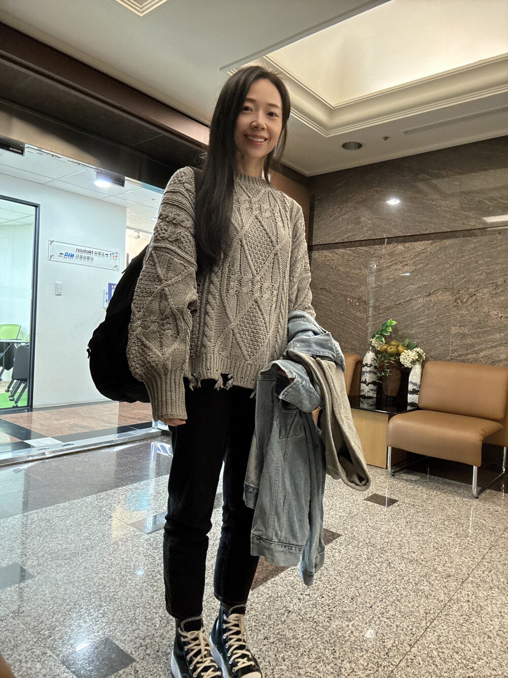 「CONVERSEのアイテム（シューズ、ブラック系）」を使った、林怡辰さん（レディース・161cm）の冬コーディネートの1枚目の写真
