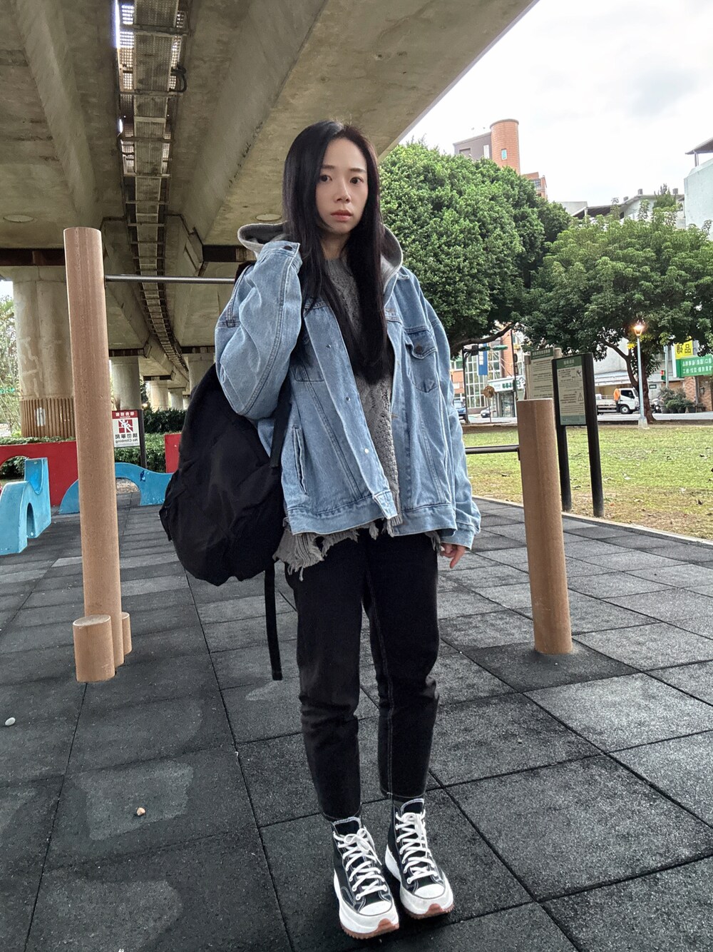 「CONVERSEのアイテム（シューズ、ブラック系）」を使った、林怡辰さん（レディース・161cm）の冬コーディネートの1枚目の写真
