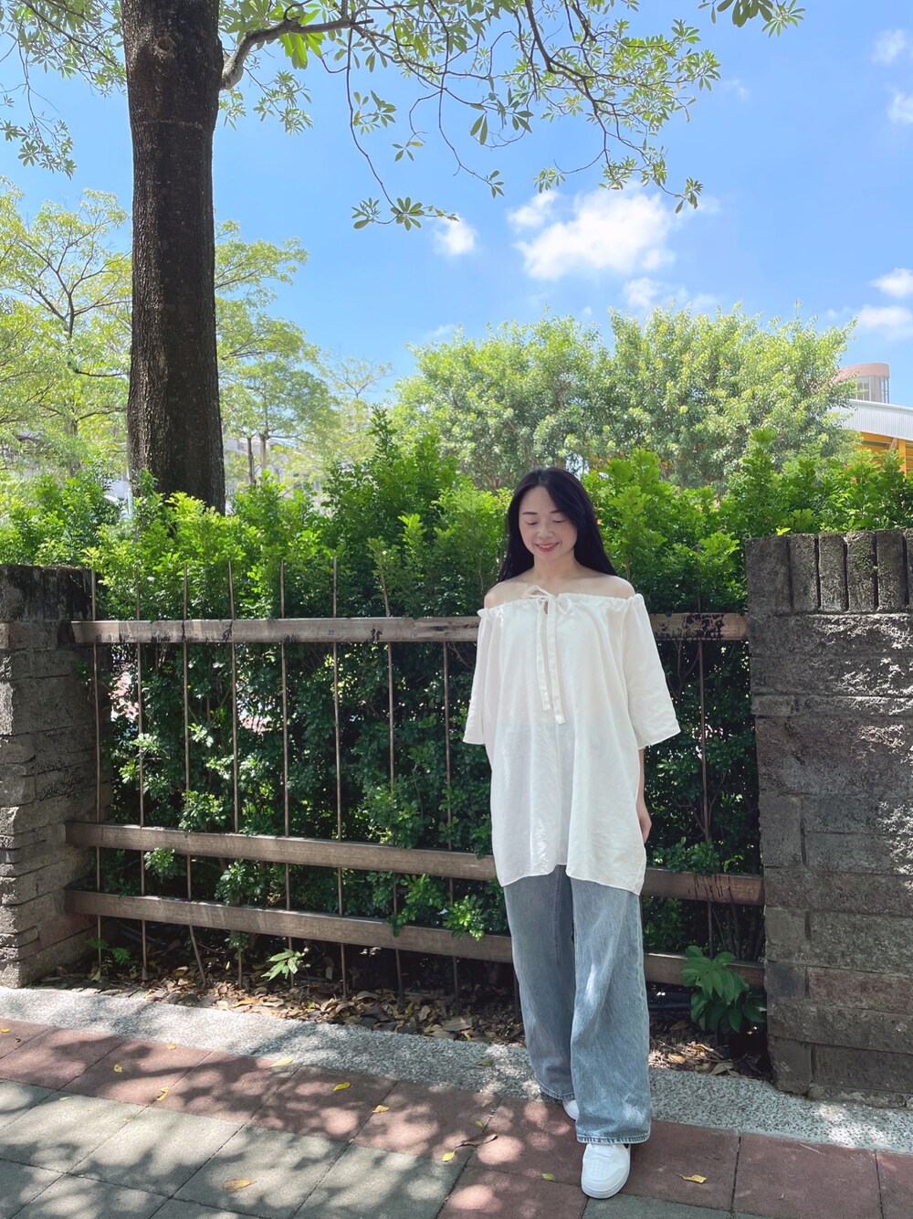 「NIKEのアイテム（スニーカー、ホワイト系）」を使った、林怡辰さん（レディース・161cm）の夏コーディネートの1枚目の写真