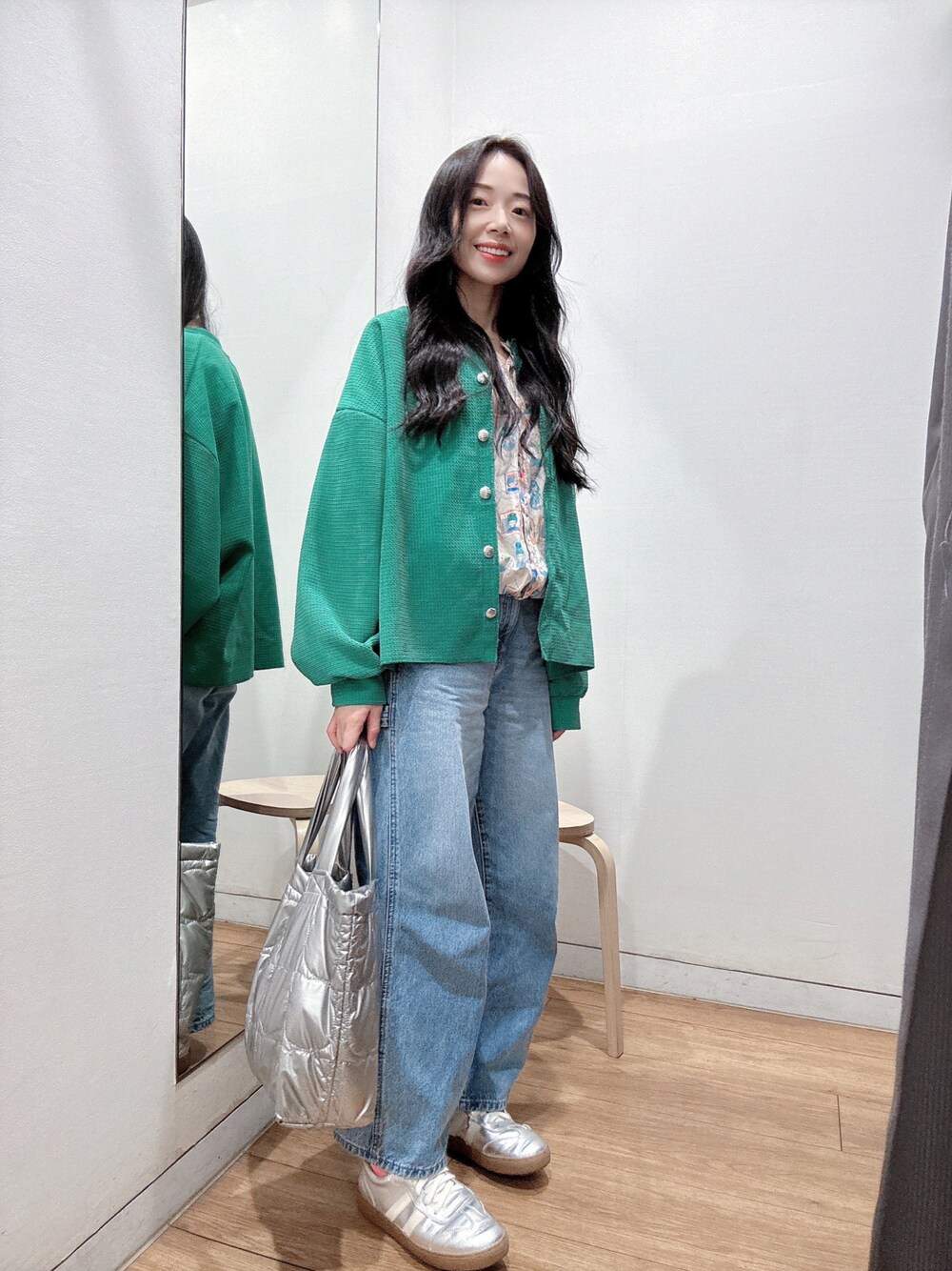 「AMERICAN HOLICのアイテム（デニムパンツ、ブルー系）」を使った、林怡辰さん（レディース・161cm）の秋コーディネートの1枚目の写真
