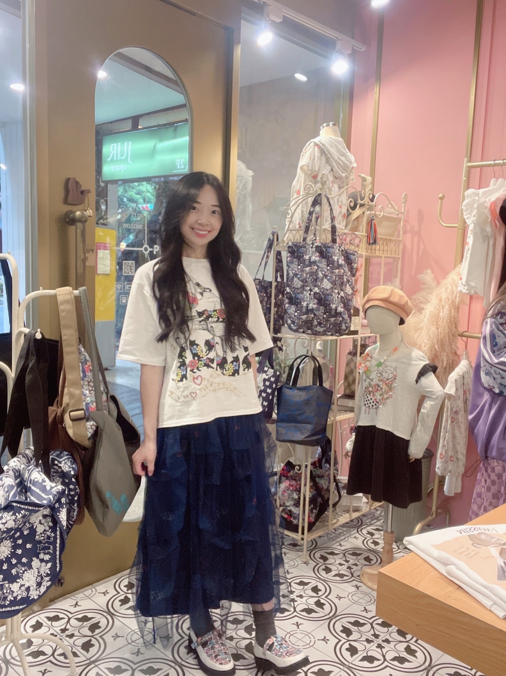 「ScoLarのアイテム（Tシャツ/カットソー、ホワイト系）」を使った、林怡辰さん（レディース・161cm）の秋コーディネートの1枚目の写真