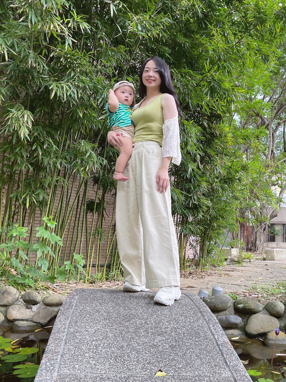 「NIKEのアイテム（スニーカー、ホワイト系）」を使った、林怡辰さん（レディース・161cm）の夏コーディネートの1枚目の写真