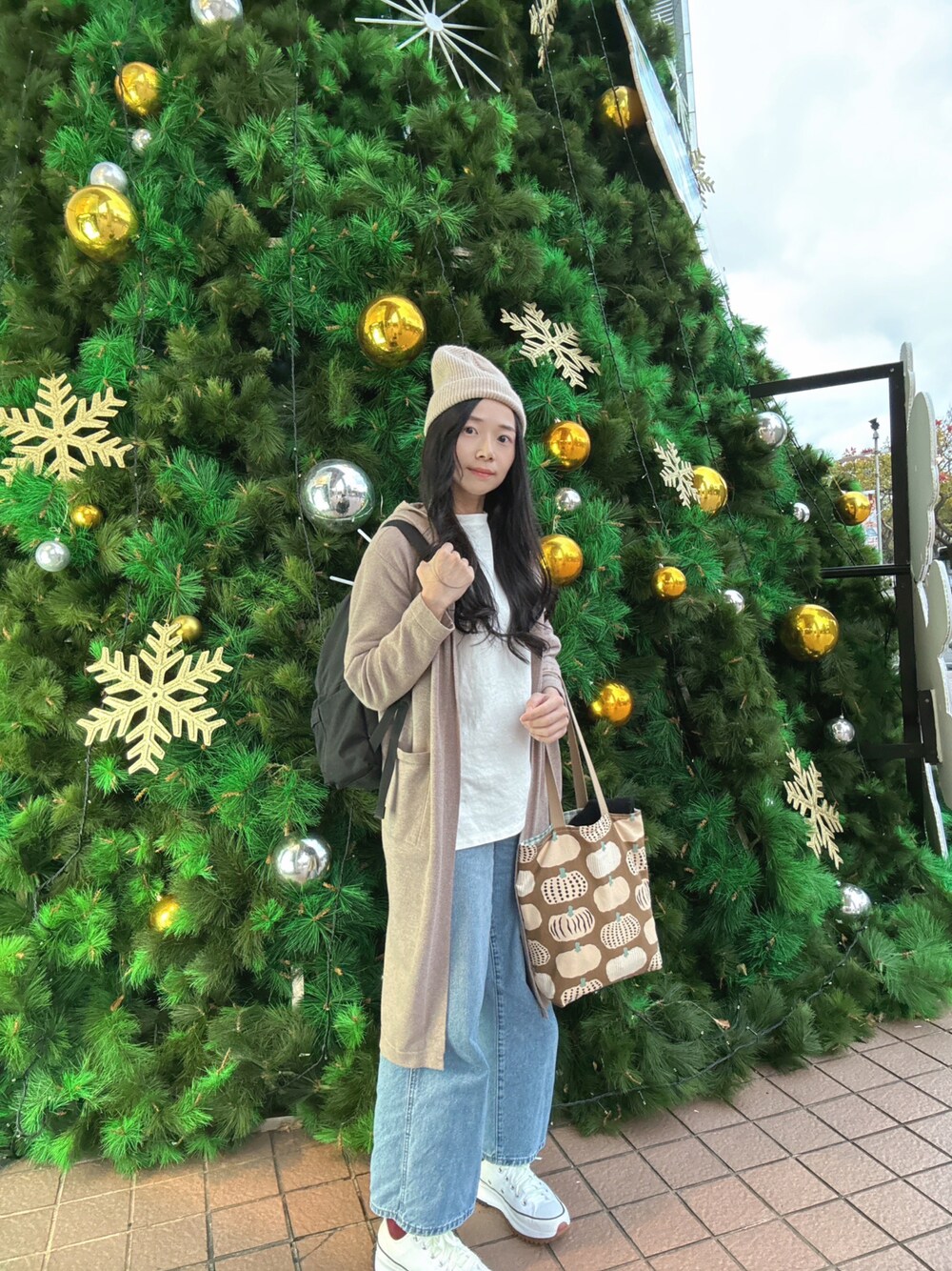 「CONVERSEのアイテム（シューズ、ホワイト系）」を使った、林怡辰さん（レディース・161cm）の冬コーディネートの1枚目の写真
